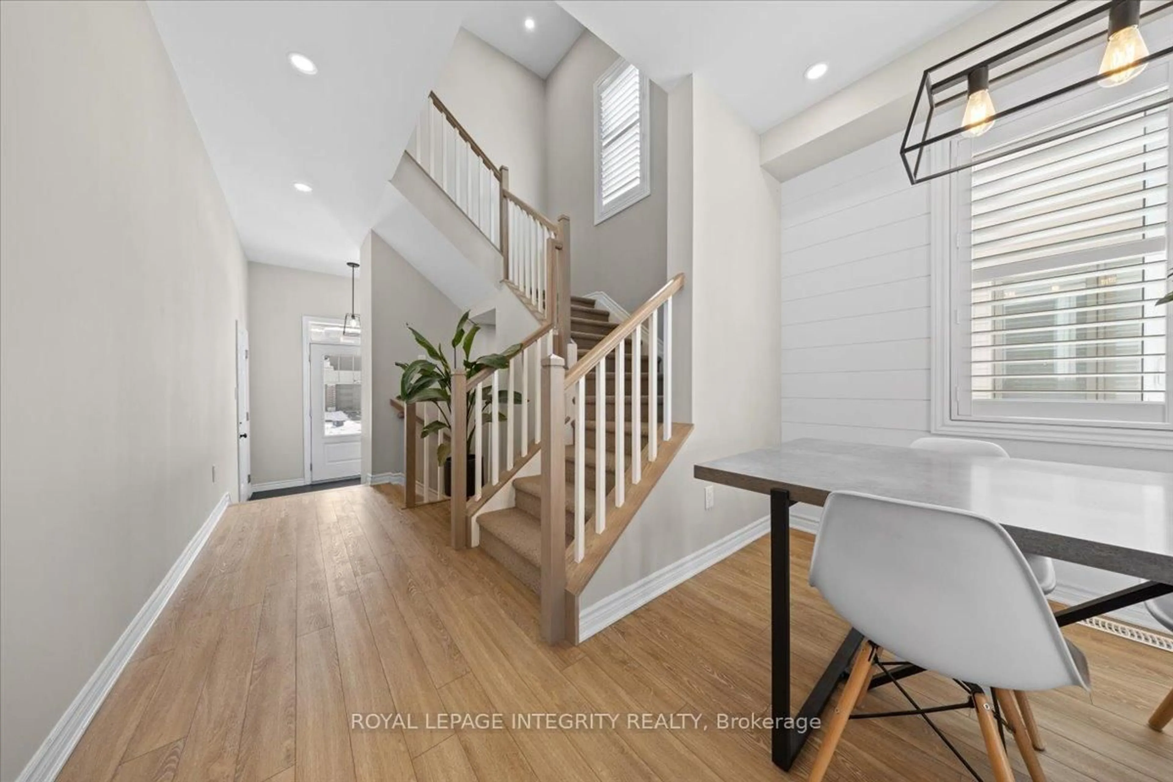 Indoor entryway for 355 Crossway Terr, Stittsville Ontario K2S 2Z3