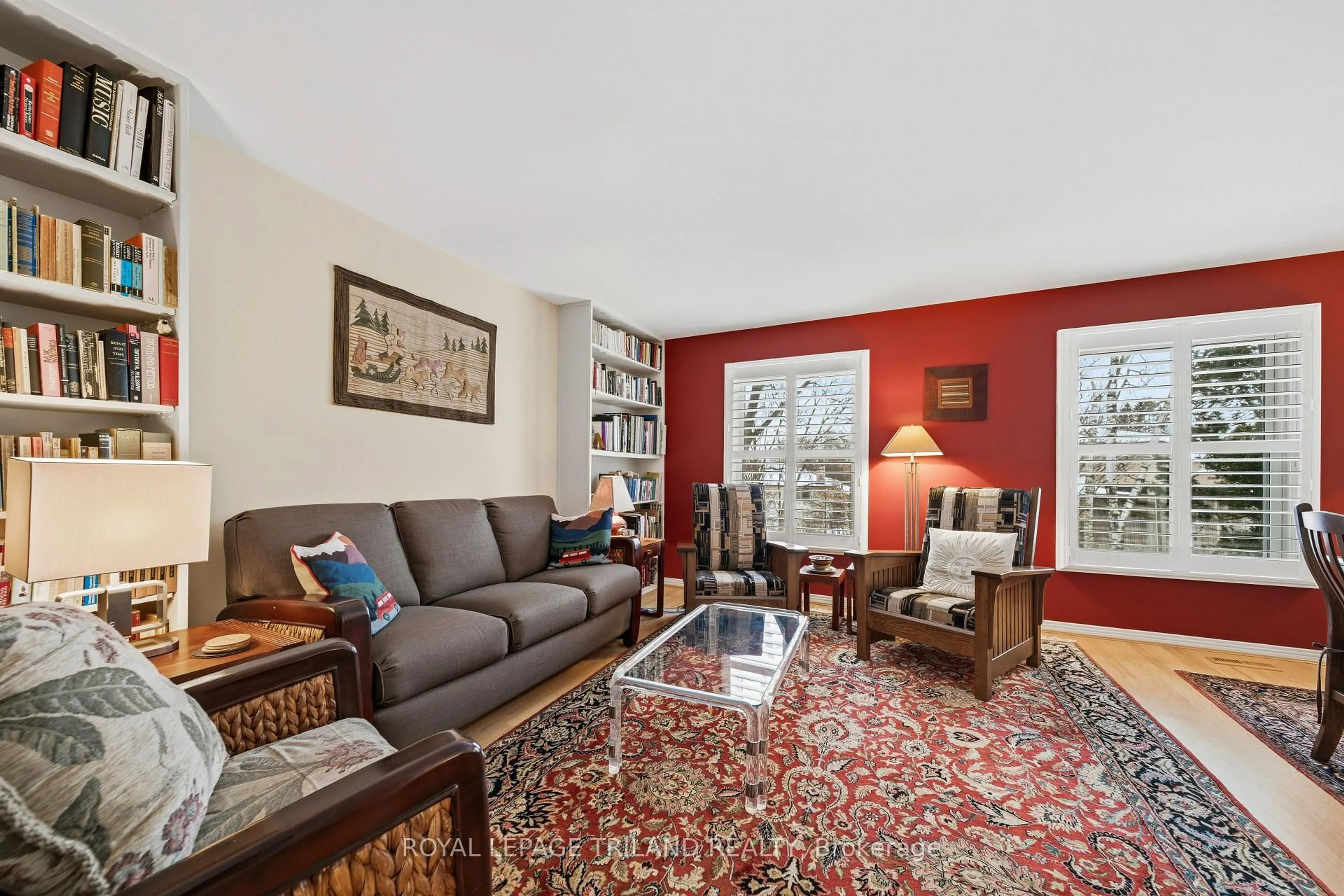 Living room with furniture, carpet floor for 188 Chepstow Clse, London North Ontario N6G 3S2