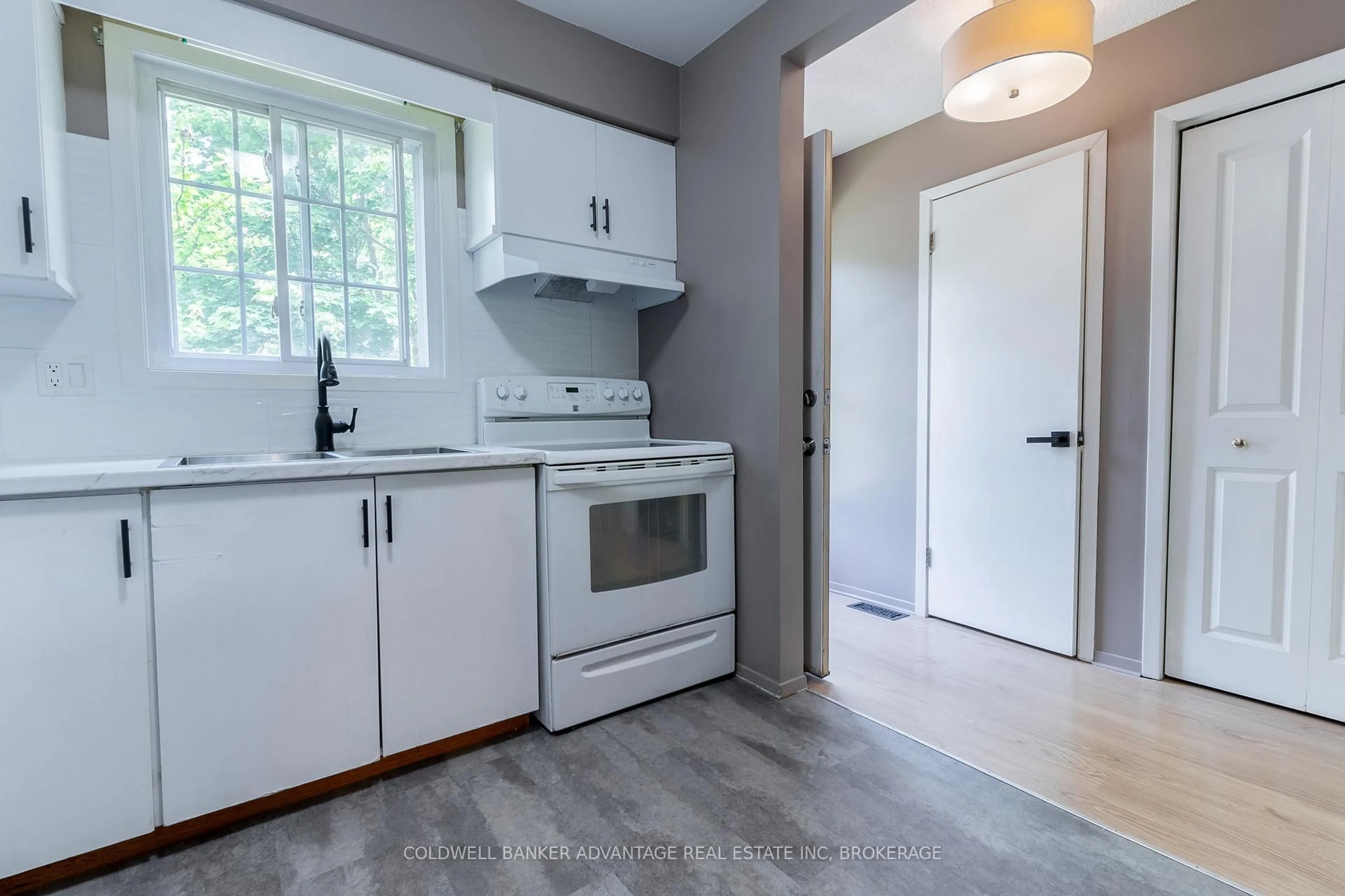 Standard kitchen, unknown for 102 SILVAN Dr #8, Welland Ontario L3C 6C3