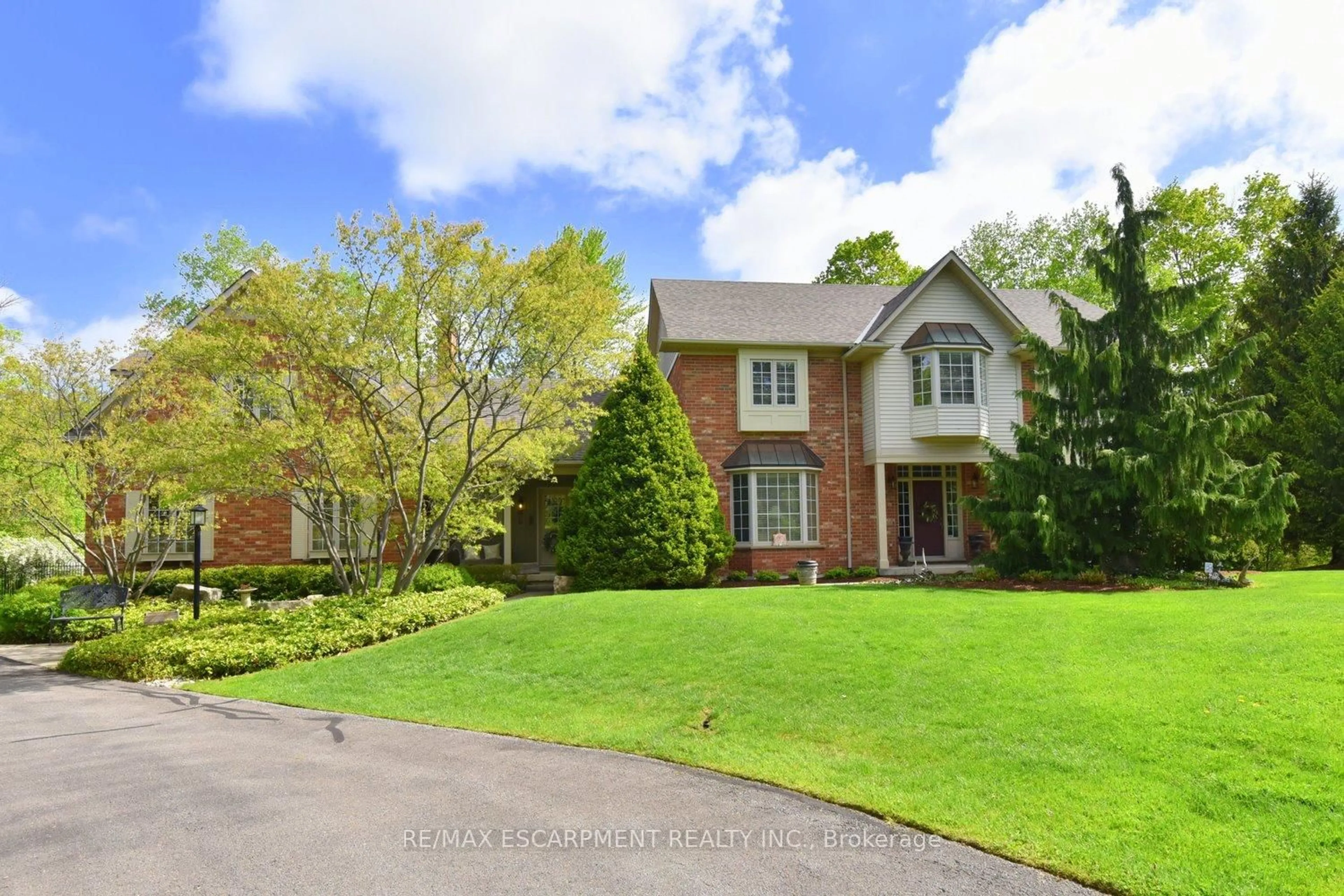 Home with brick exterior material, street for 712 ROBSON Rd, Hamilton Ontario L8B 1H1