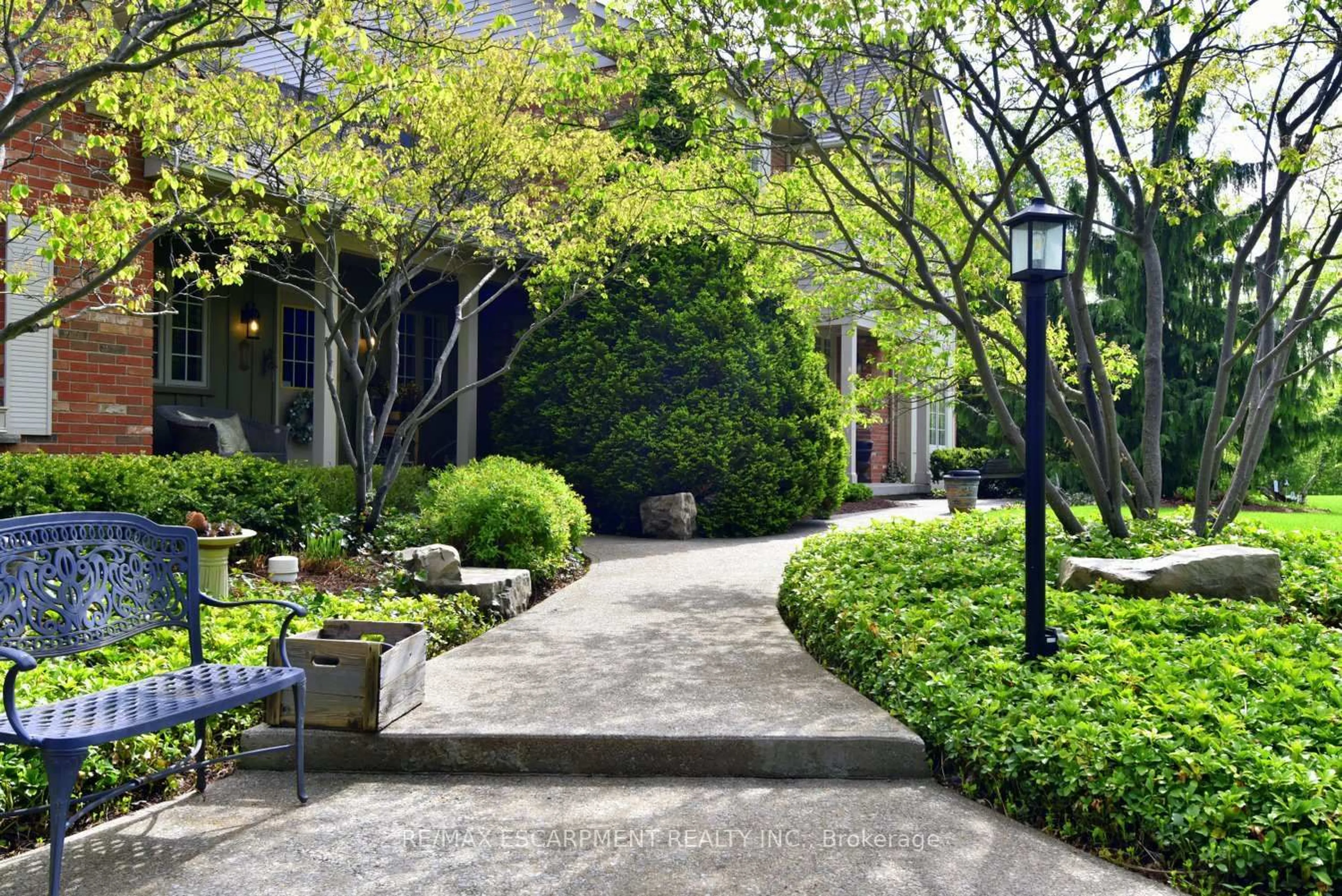 Patio, street for 712 ROBSON Rd, Hamilton Ontario L8B 1H1