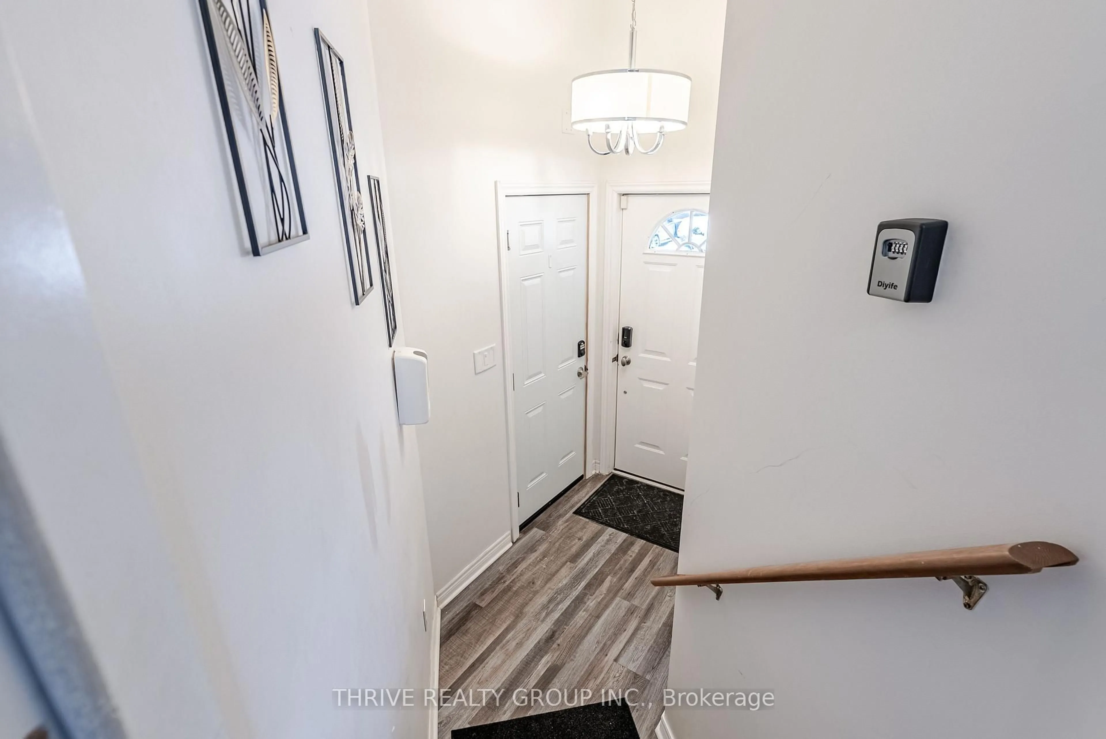 Indoor entryway for 111 Meadowridge Rd, London North Ontario N6B 5E6