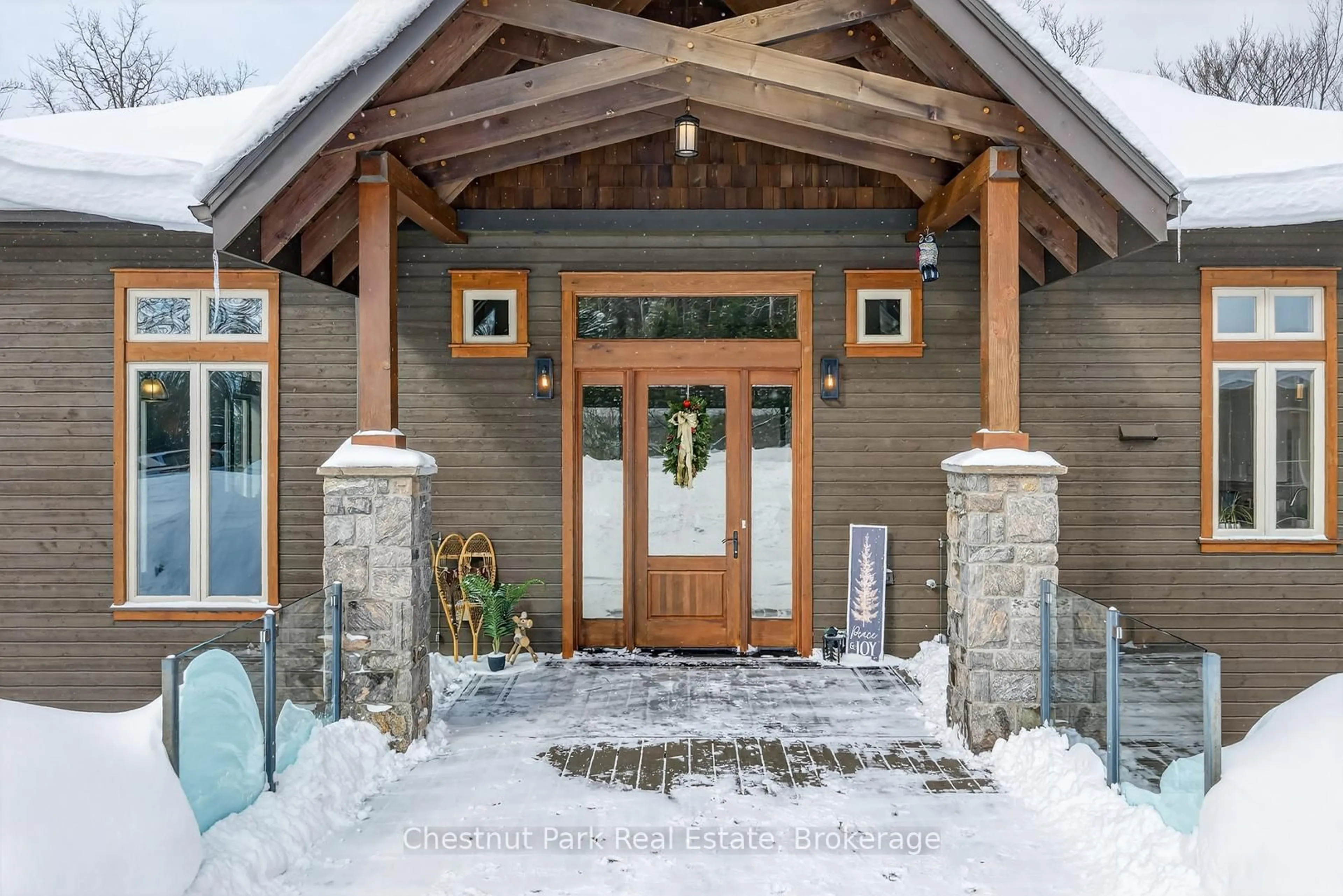 Indoor entryway for 41 Clubhouse Dr, Huntsville Ontario P1H 1B1
