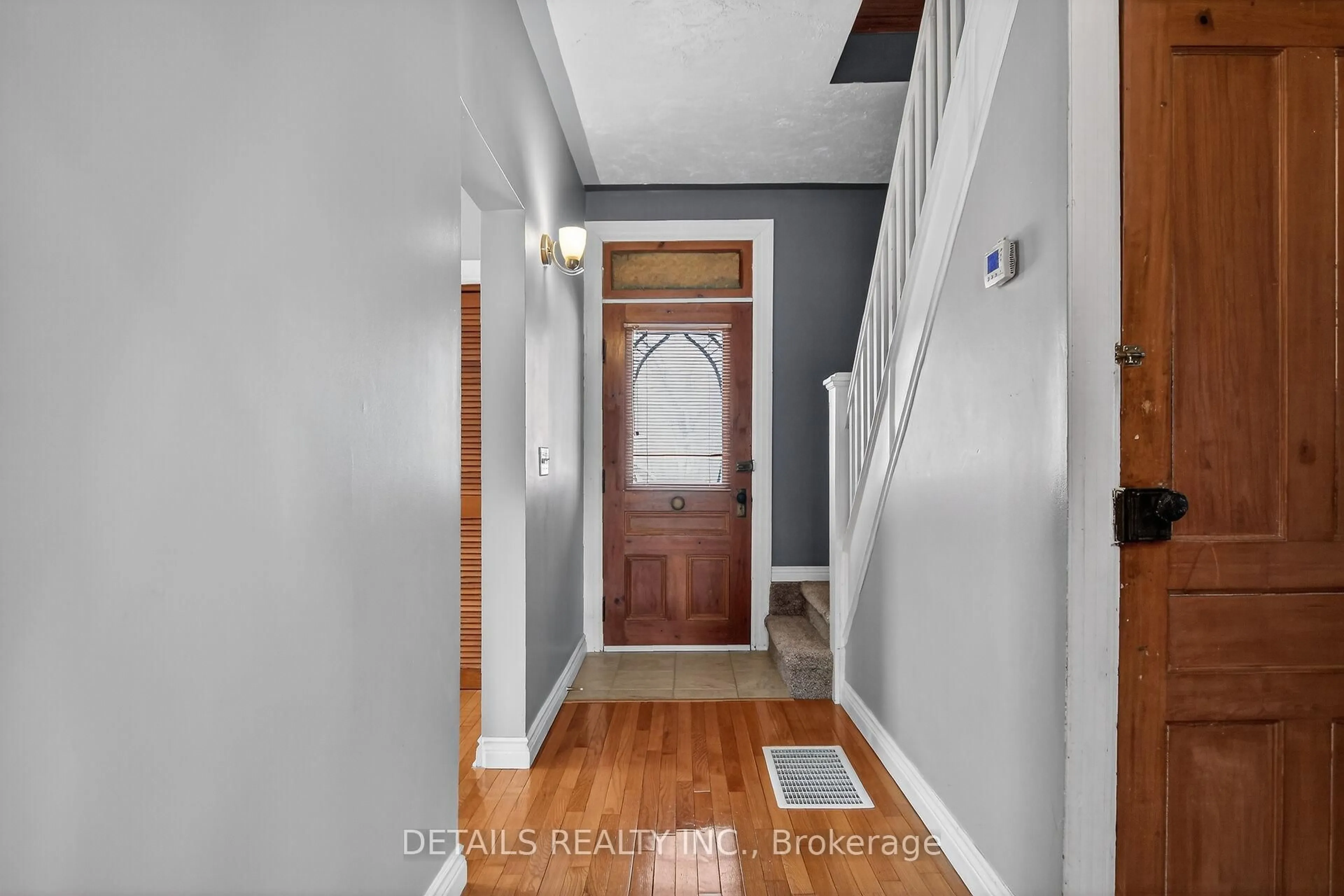 Indoor entryway for 5554 Osgoode Main St, Osgoode Ontario K0A 2W0