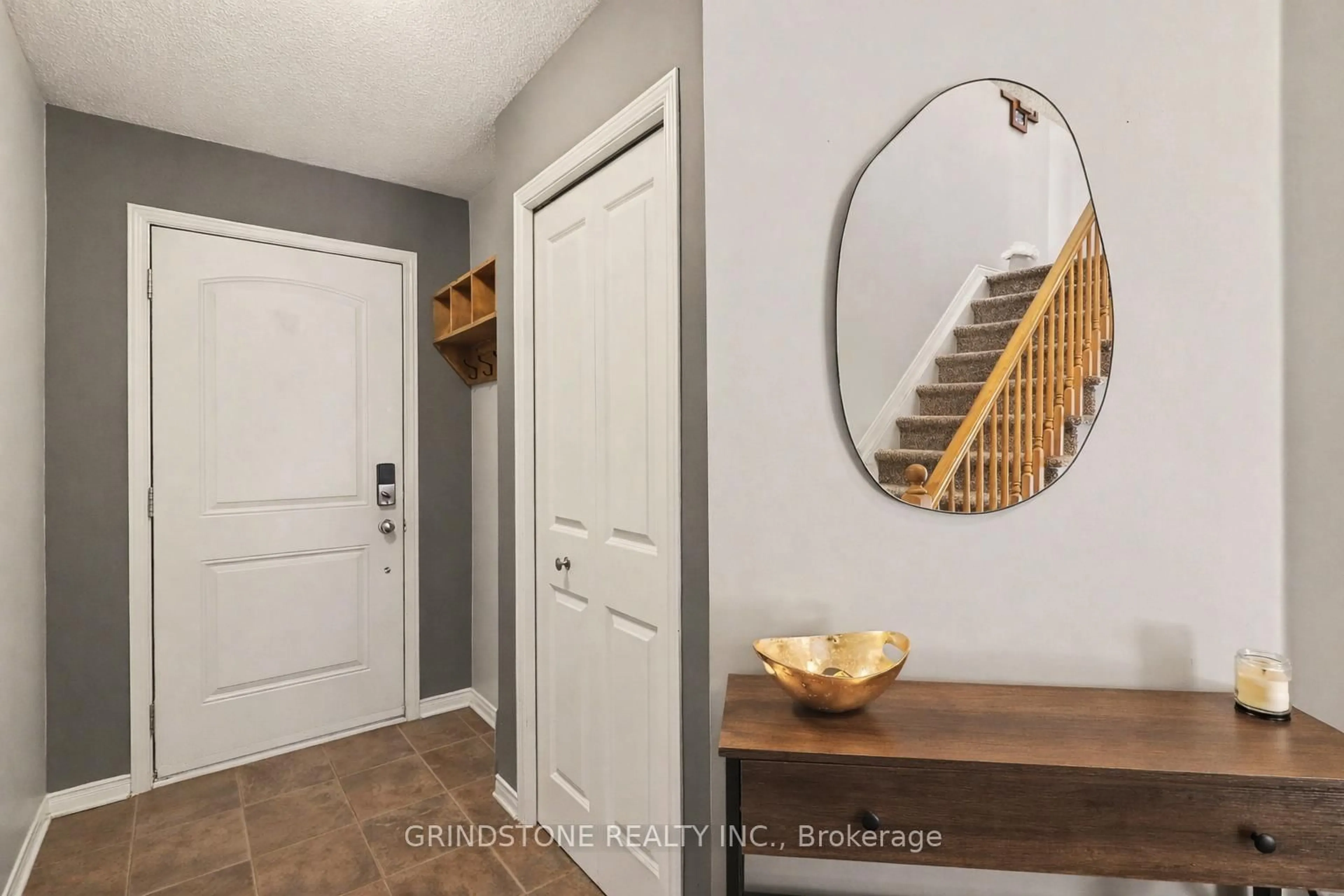 Indoor entryway for 126 Songbird Private, Ottawa Ontario K2H 0A2