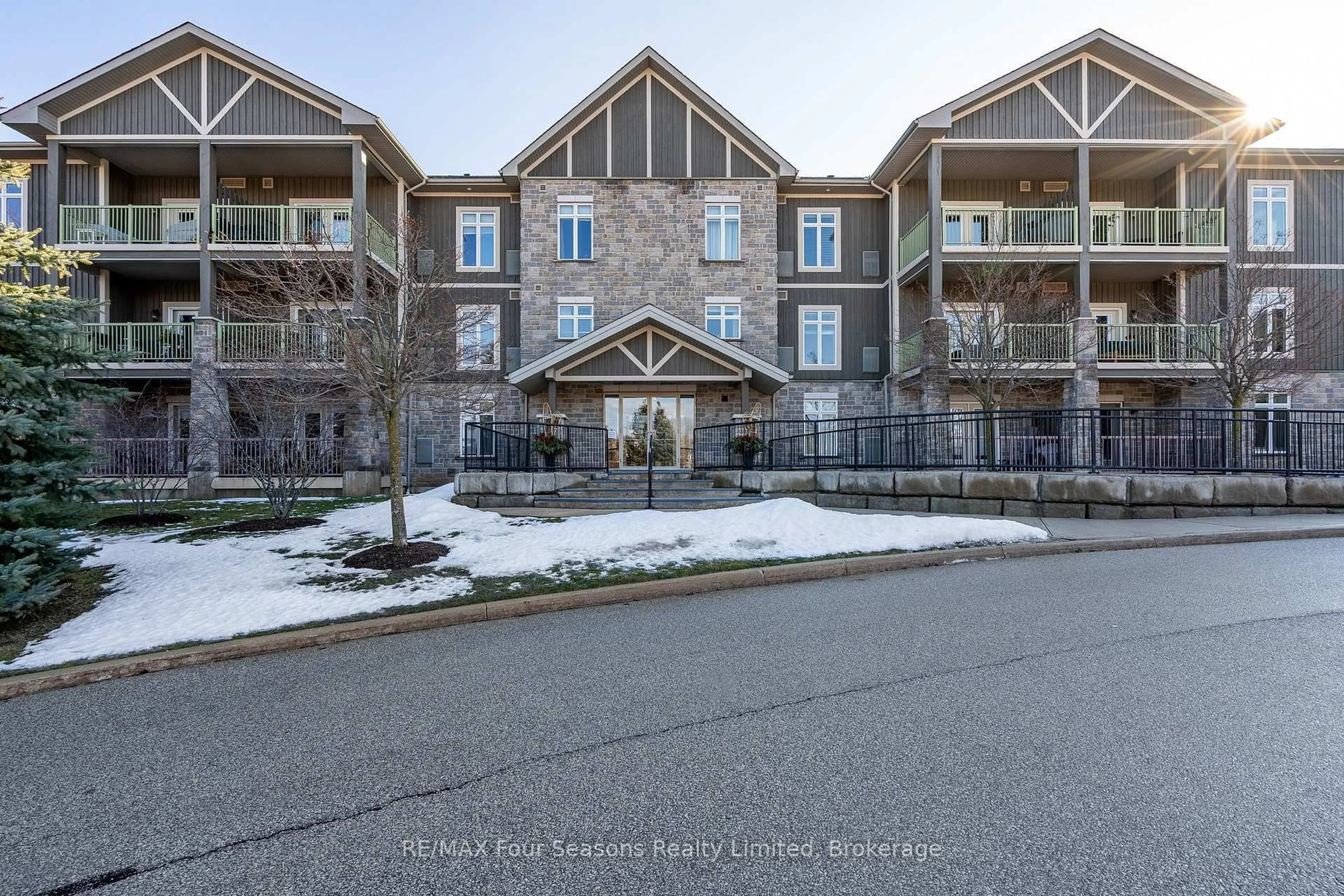 A pic from outside/outdoor area/front of a property/back of a property/a pic from drone, mountain view for 27 Beaver St #305, Blue Mountains Ontario N0H 1J0