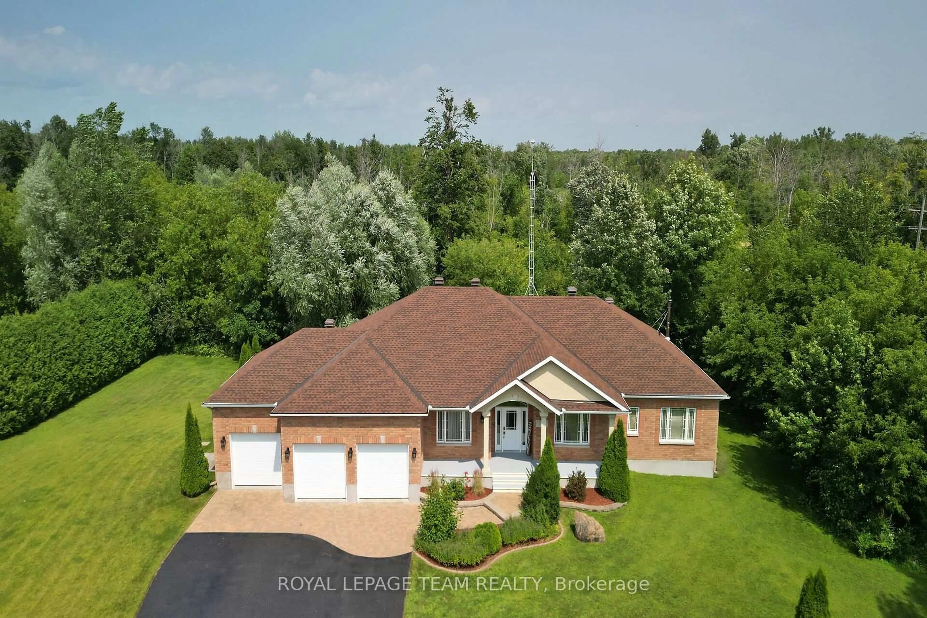 A pic from outside/outdoor area/front of a property/back of a property/a pic from drone, unknown for 2539 KEARNS Way, Greely Ontario K4P 1R9