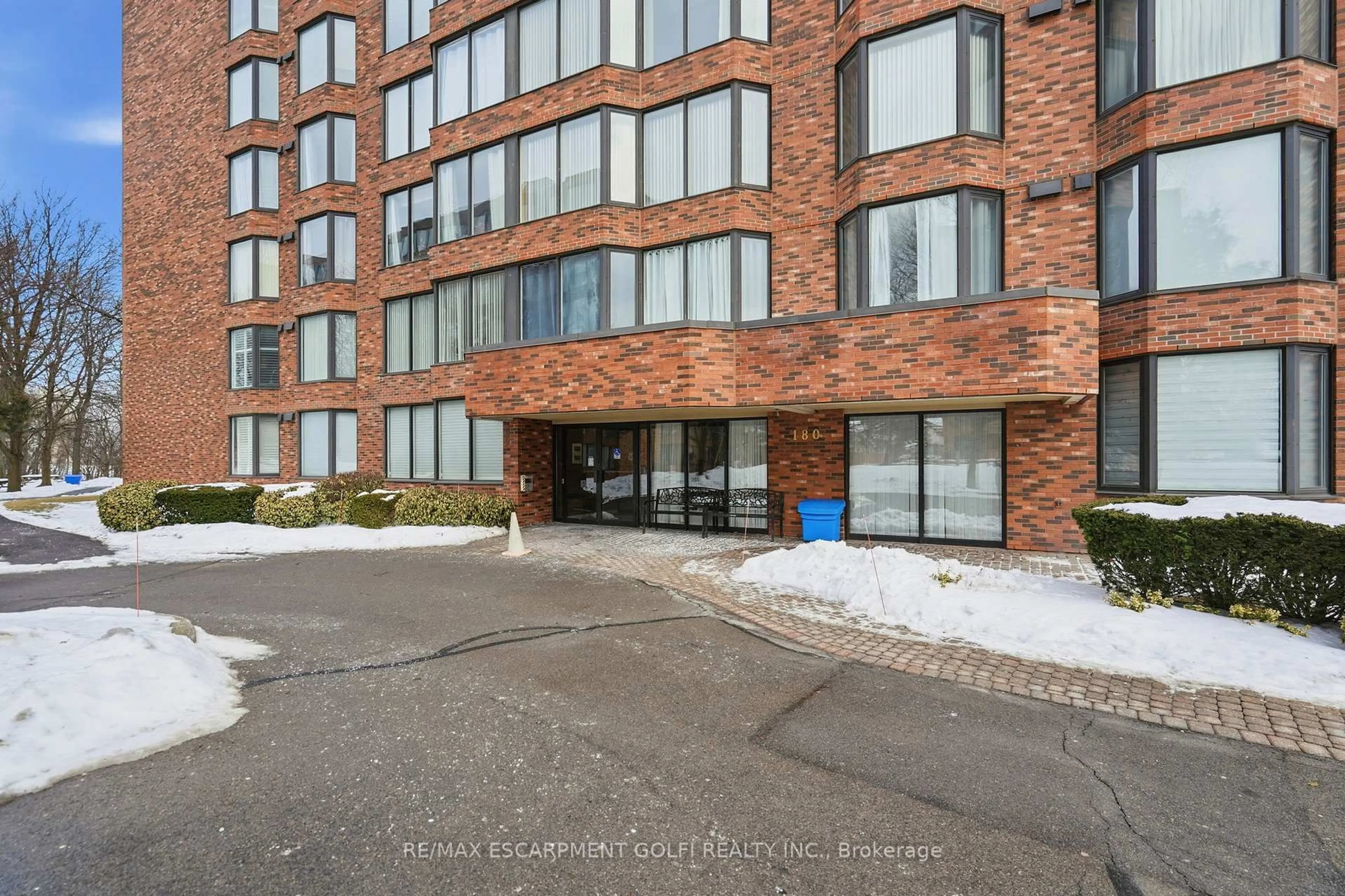 Indoor foyer for 180 Limeridge Rd #208, Hamilton Ontario L9C 7H7