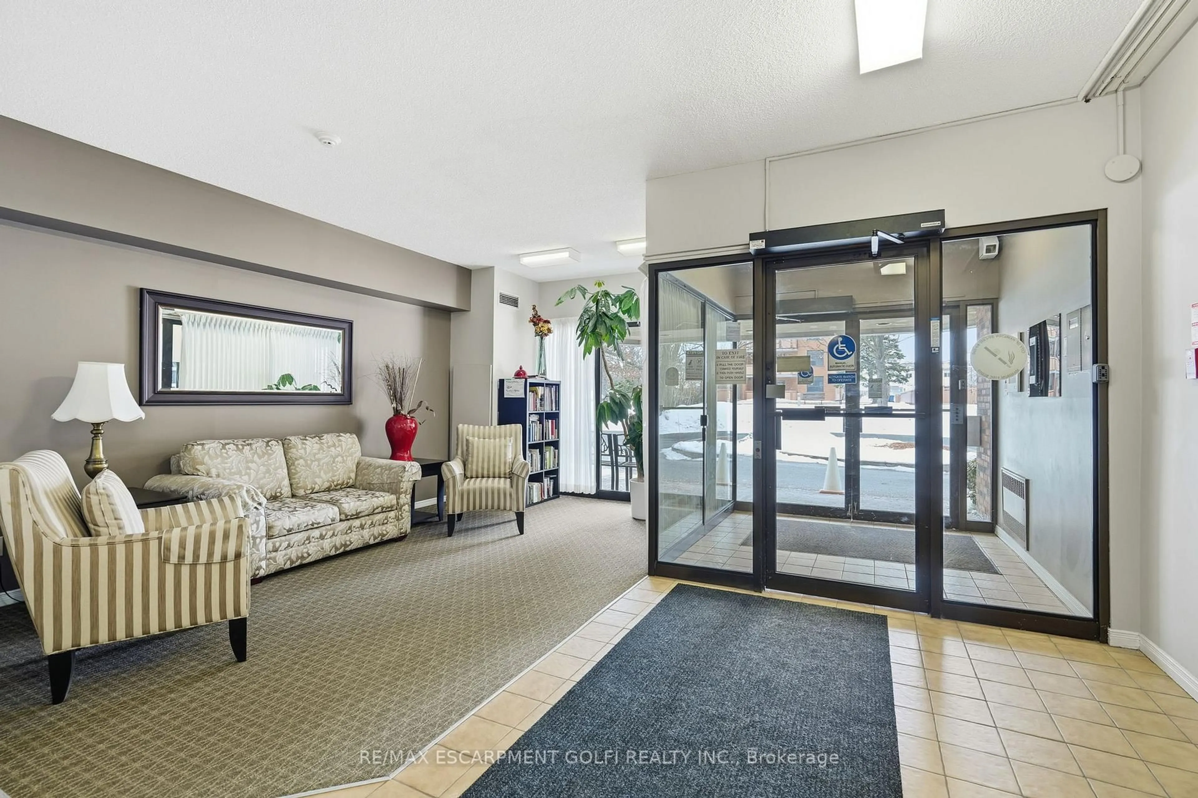 Indoor foyer for 180 Limeridge Rd #208, Hamilton Ontario L9C 7H7