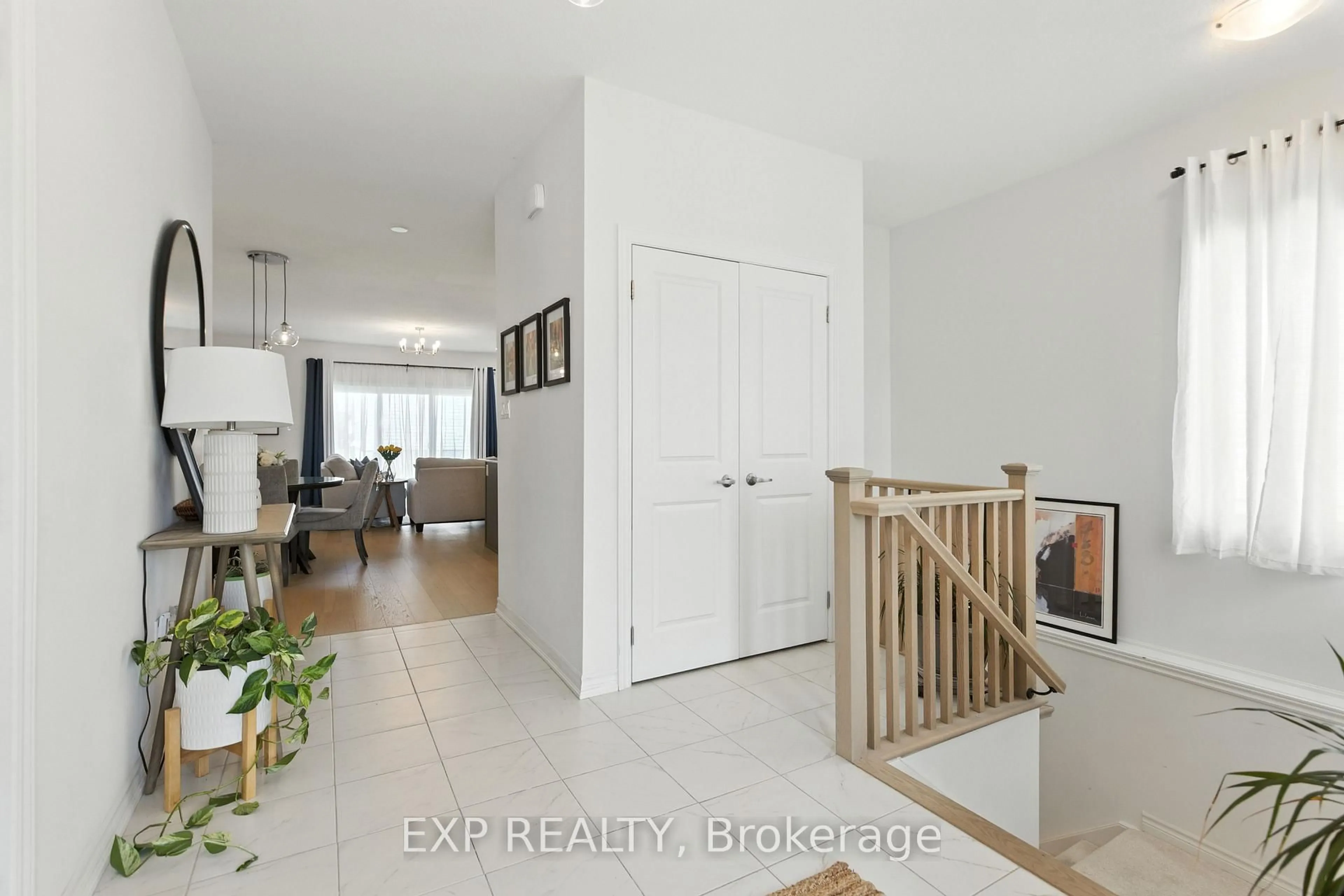 Indoor entryway for 202 DOWSLEY Cres, Brockville Ontario K6V 0E2