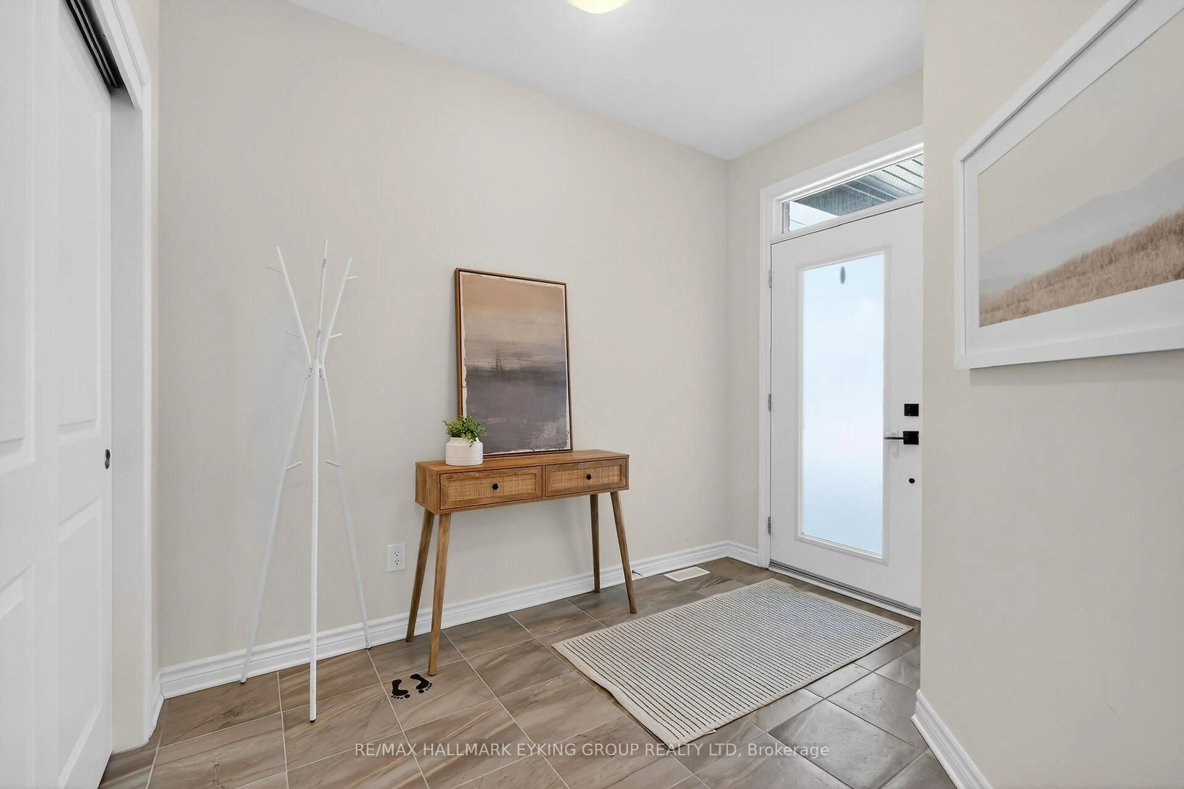 Indoor entryway for 56 Viceroy Mews, Ottawa Ontario K1X 0J5