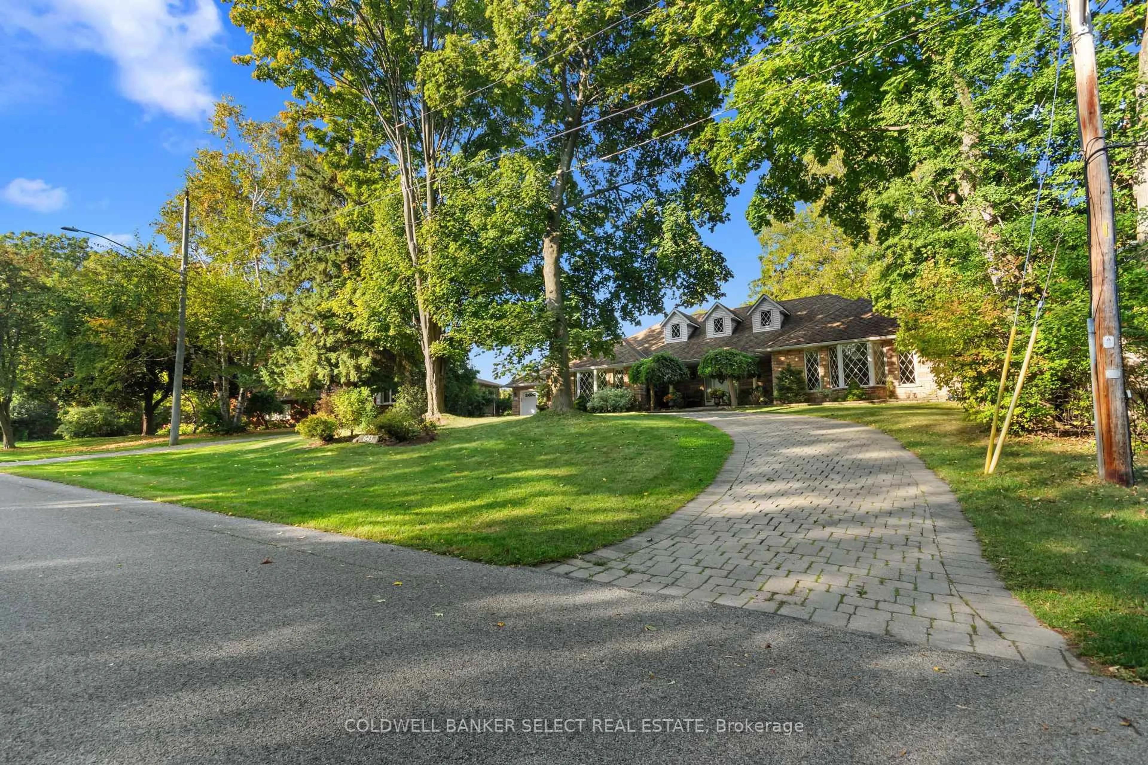A pic from outside/outdoor area/front of a property/back of a property/a pic from drone, street for 643 Hendry Lane, Hamilton Ontario L9G 3E2
