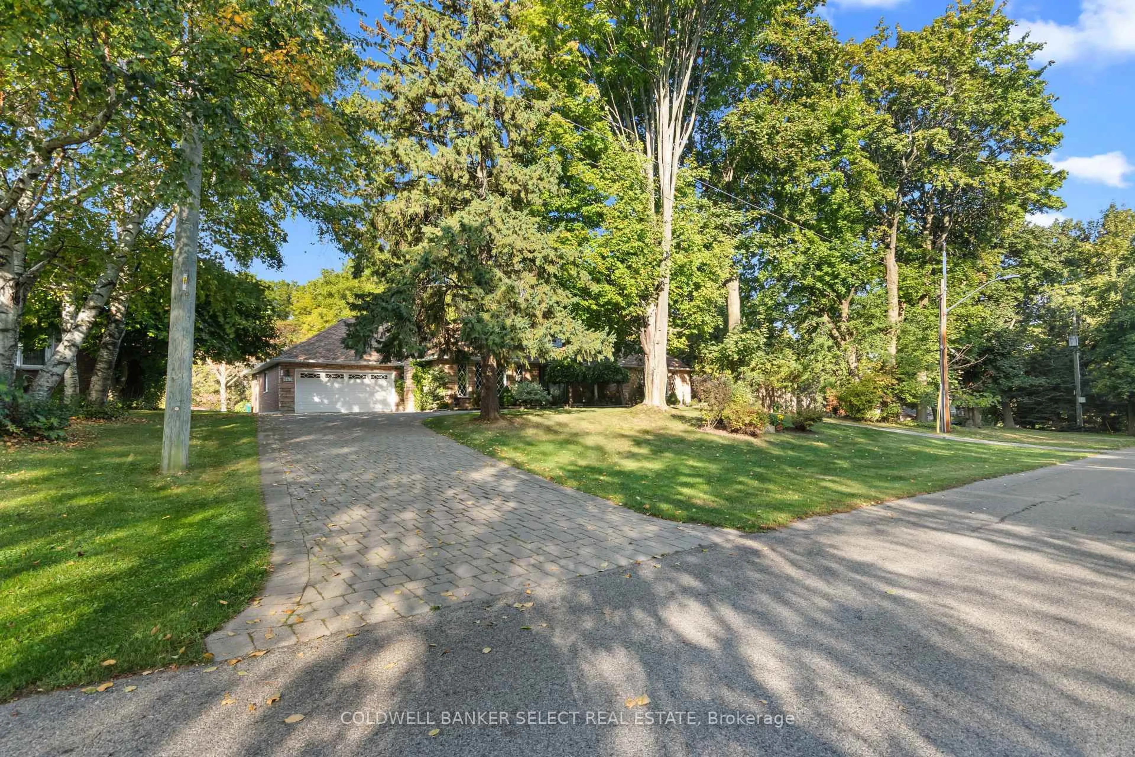 A pic from outside/outdoor area/front of a property/back of a property/a pic from drone, street for 643 Hendry Lane, Hamilton Ontario L9G 3E2