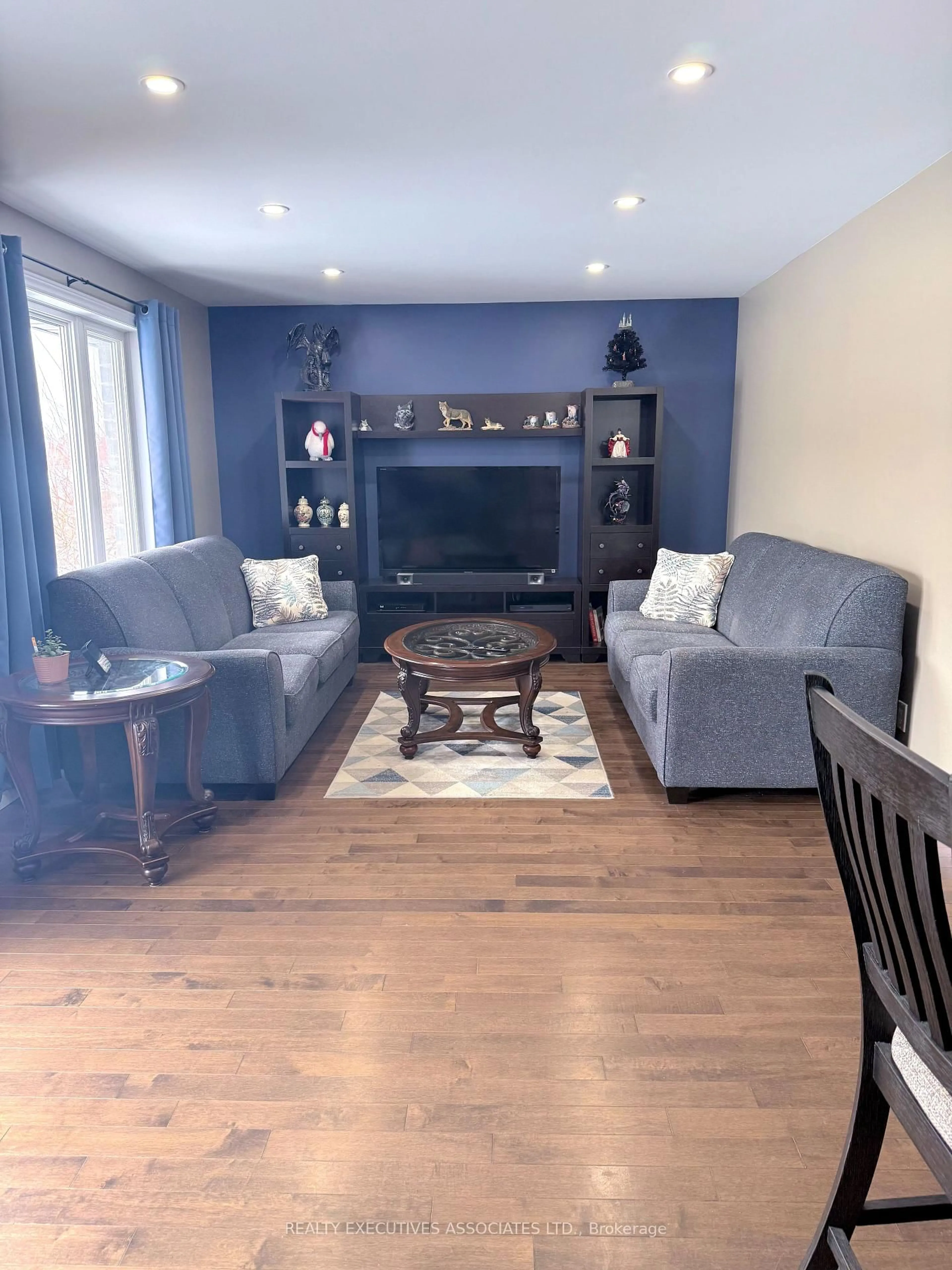 Living room with furniture, wood/laminate floor for 7 Millpond Lane, Asphodel-Norwood Ontario K0L 2V0