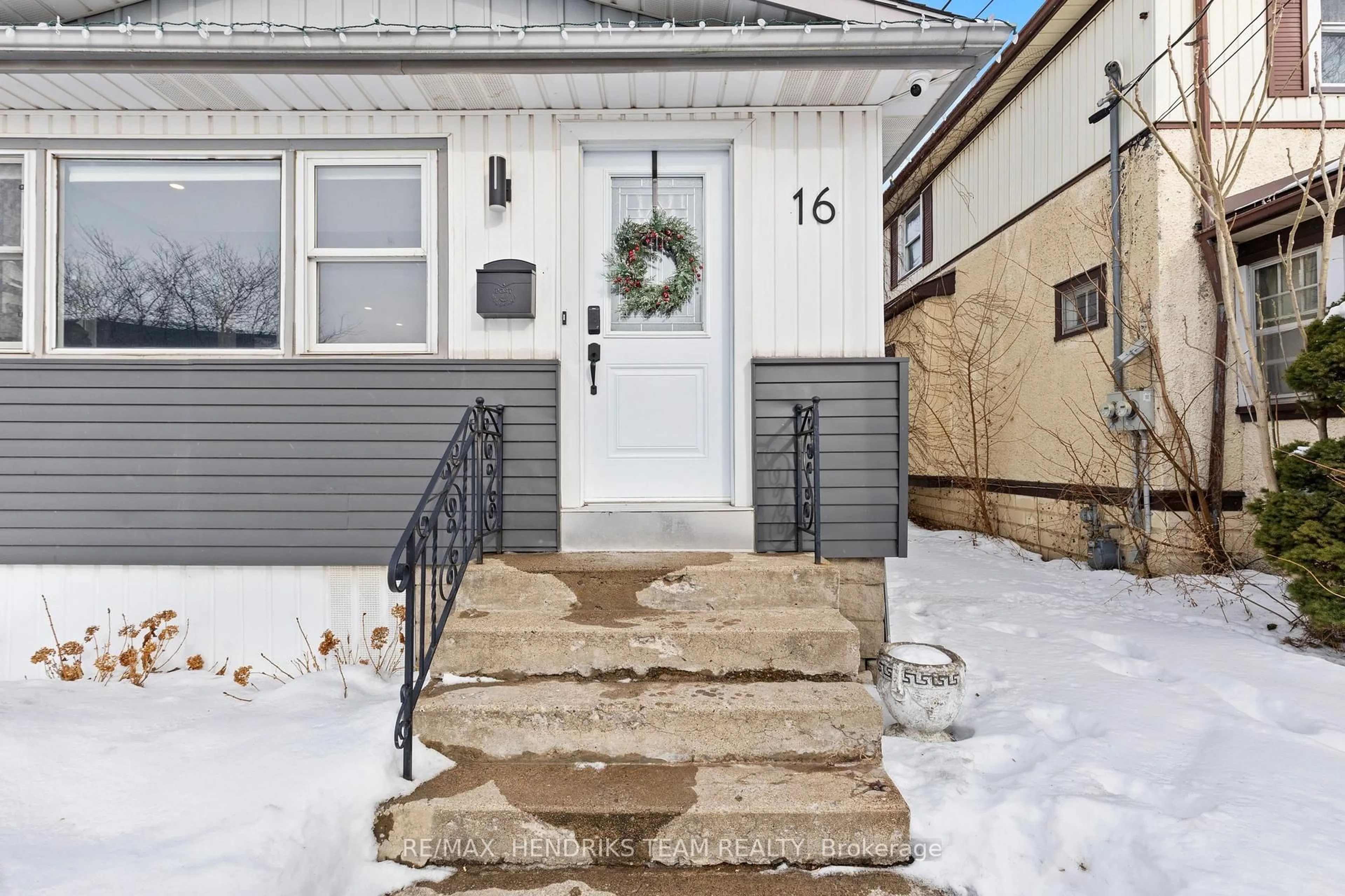 Indoor entryway for 16 Haig St, St. Catharines Ontario L2R 6K6