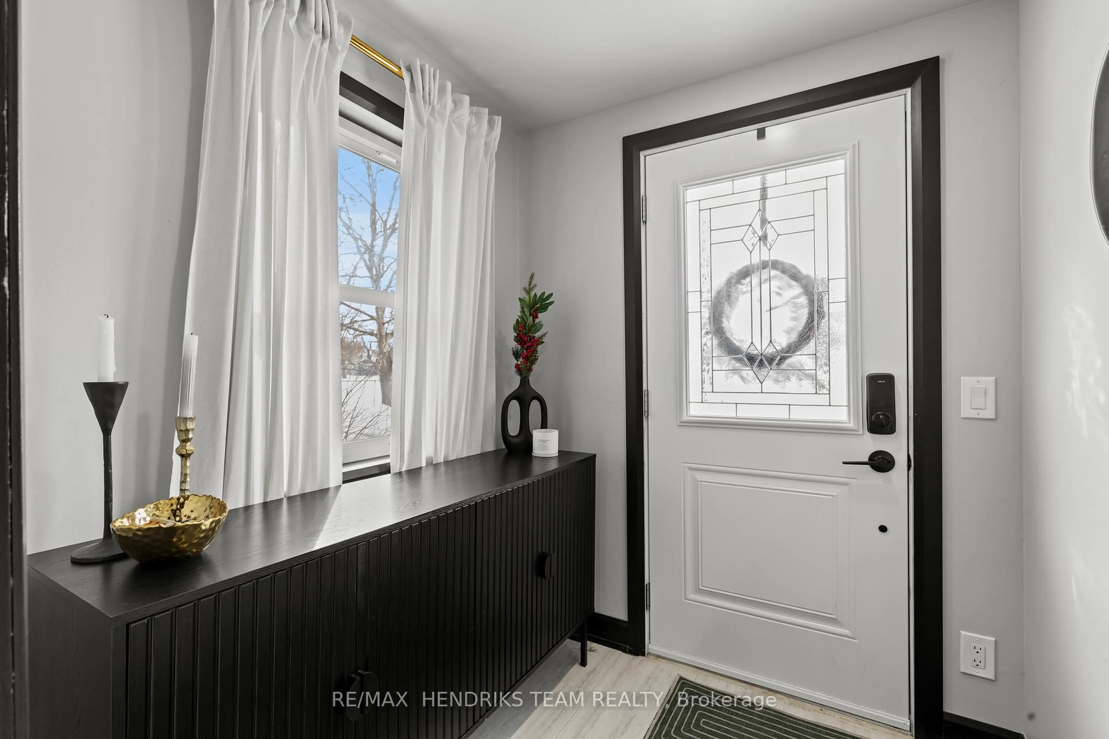 Indoor entryway for 16 Haig St, St. Catharines Ontario L2R 6K6