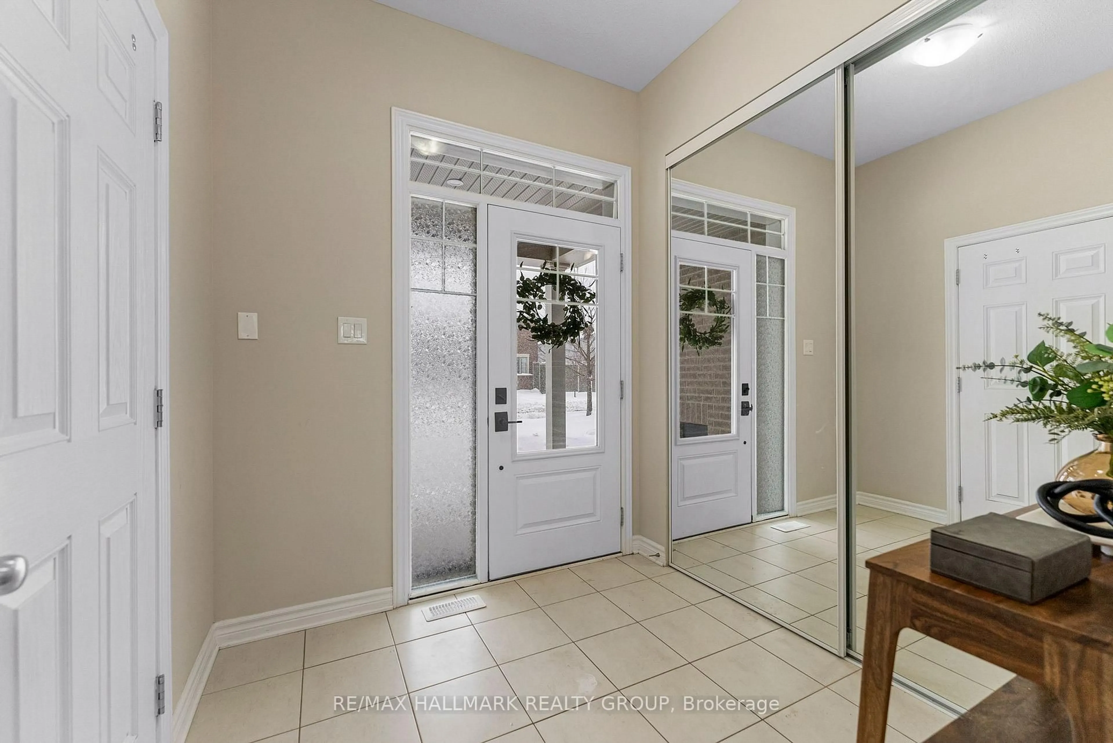 Indoor entryway for 940 Kilbirnie Dr, Ottawa Ontario K2J 6G2