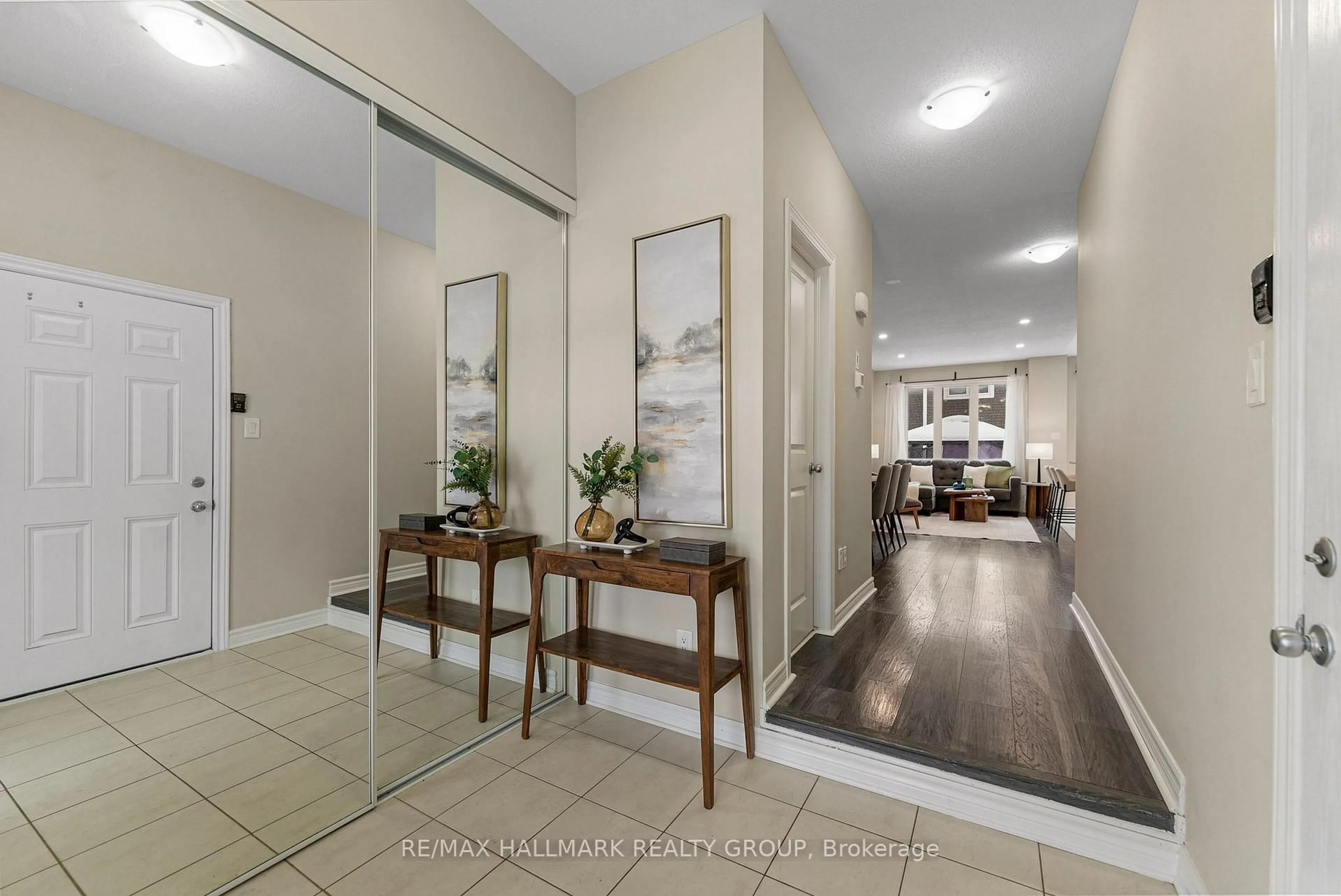 Indoor entryway for 940 Kilbirnie Dr, Ottawa Ontario K2J 6G2