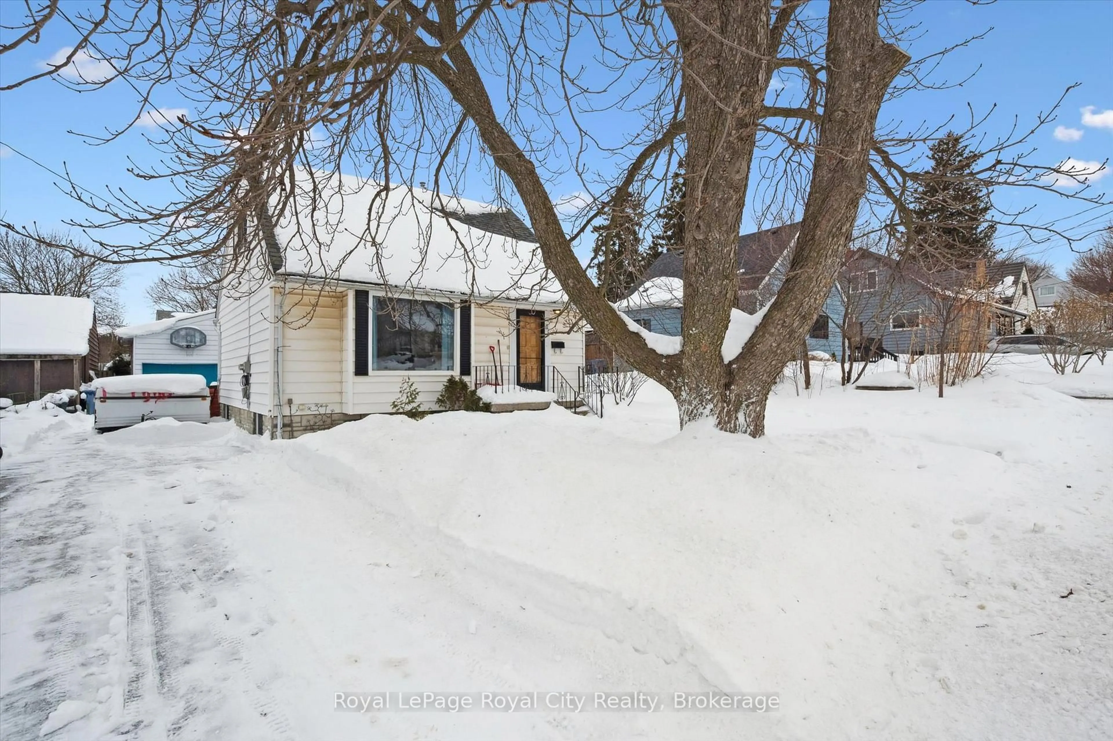 A pic from outside/outdoor area/front of a property/back of a property/a pic from drone, street for 11 Chase Ave, Guelph Ontario N1H 2N3