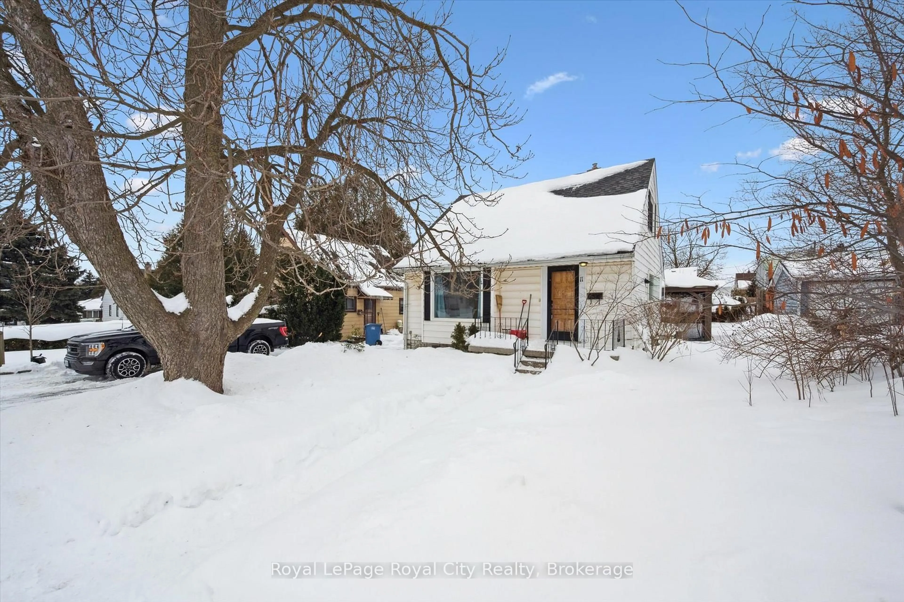 A pic from outside/outdoor area/front of a property/back of a property/a pic from drone, street for 11 Chase Ave, Guelph Ontario N1H 2N3