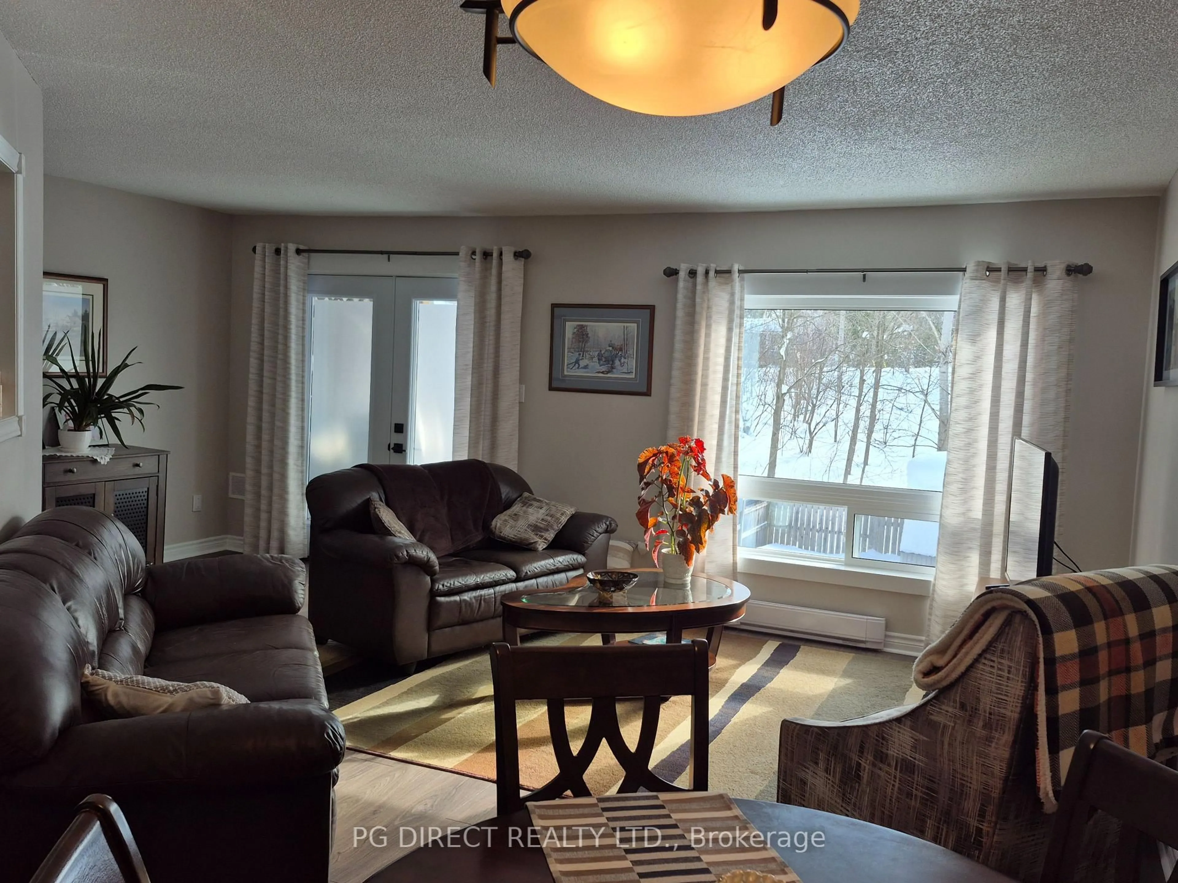 Living room with furniture, wood/laminate floor for 333 James St, Gravenhurst Ontario P1P 1J7