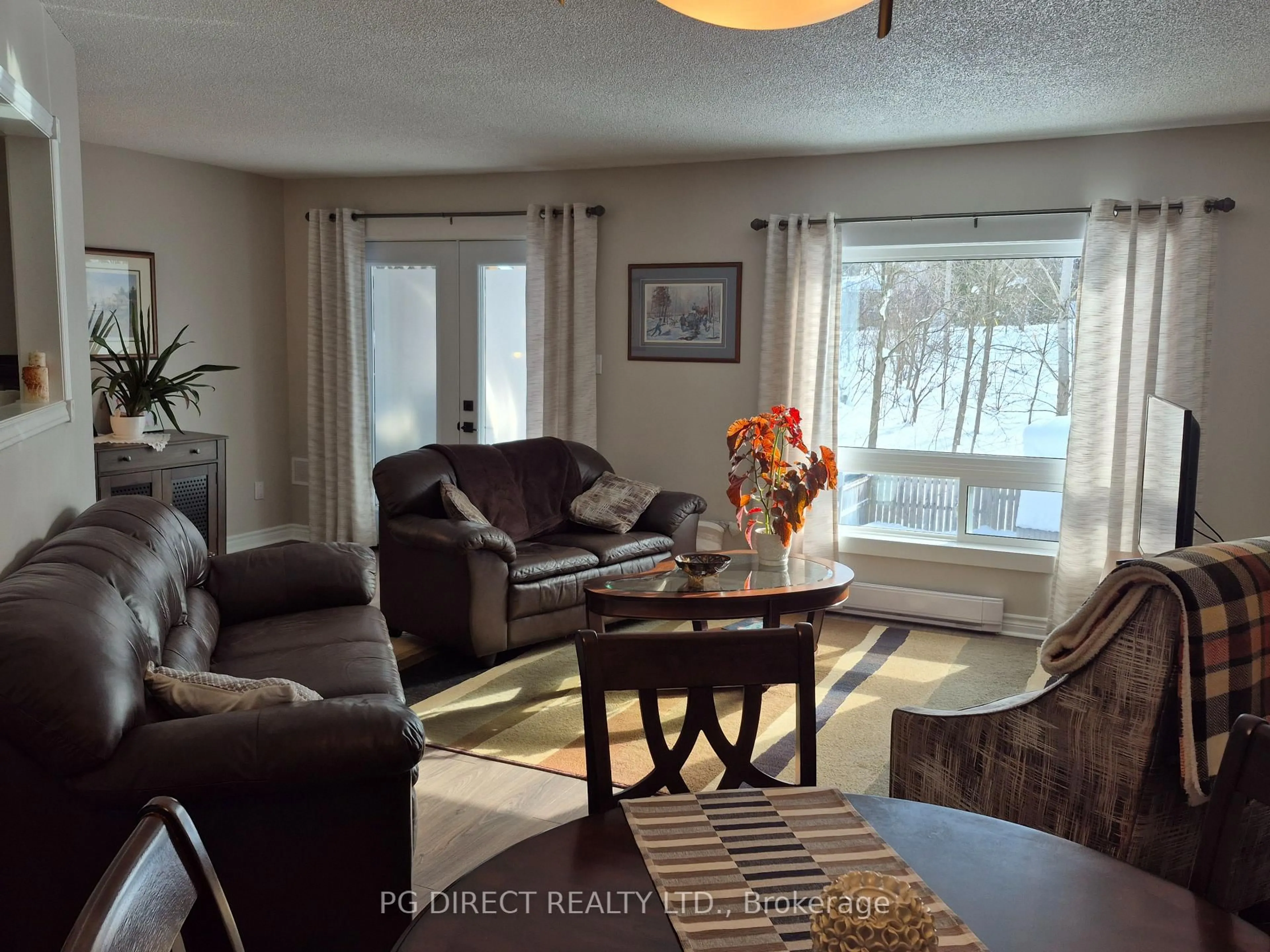 Living room with furniture, wood/laminate floor for 333 James St, Gravenhurst Ontario P1P 1J7