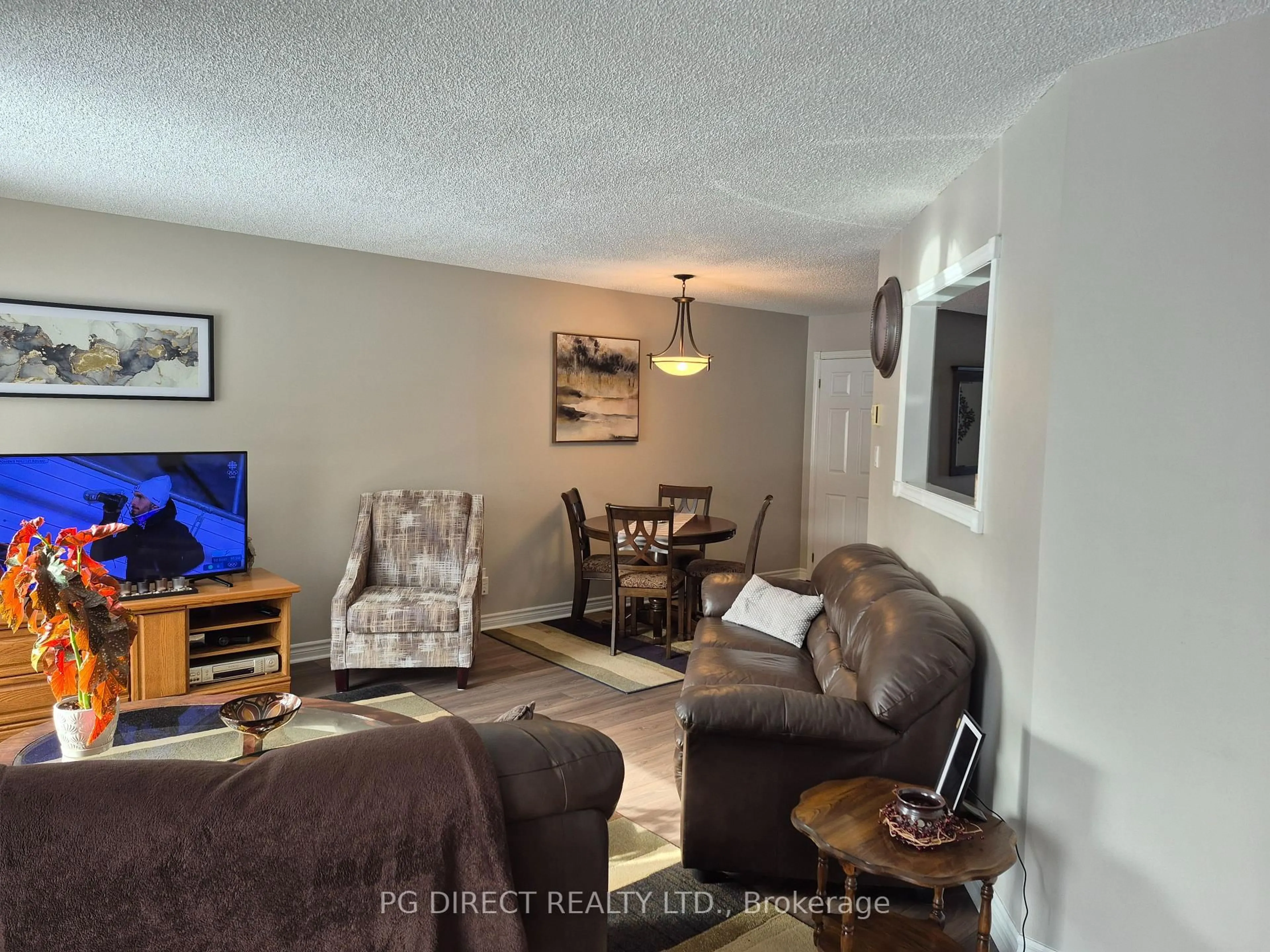 Living room with furniture, unknown for 333 James St, Gravenhurst Ontario P1P 1J7