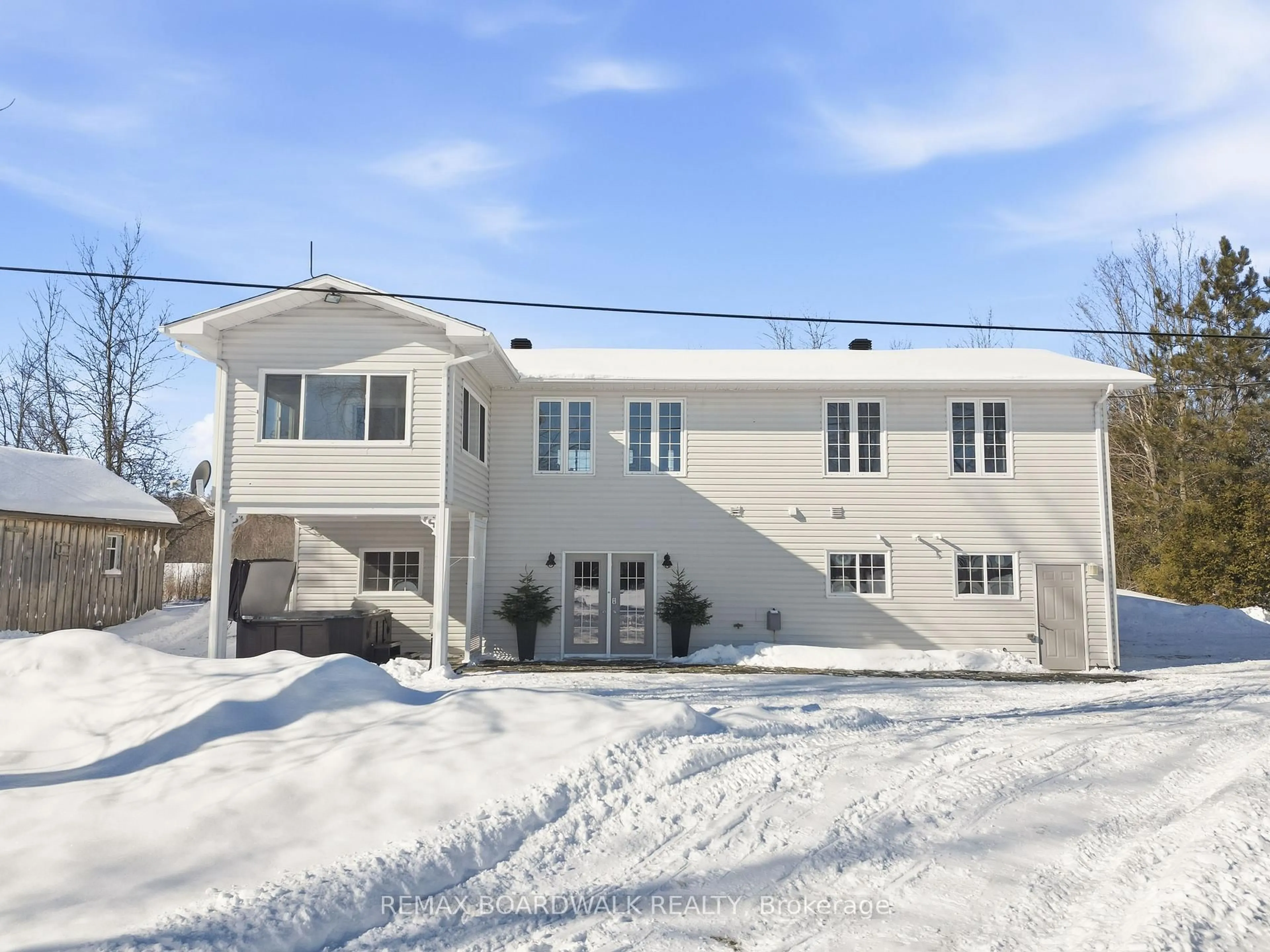 Home with vinyl exterior material, unknown for 100 Mcculloughs Landing, Perth Ontario K7H 3C8