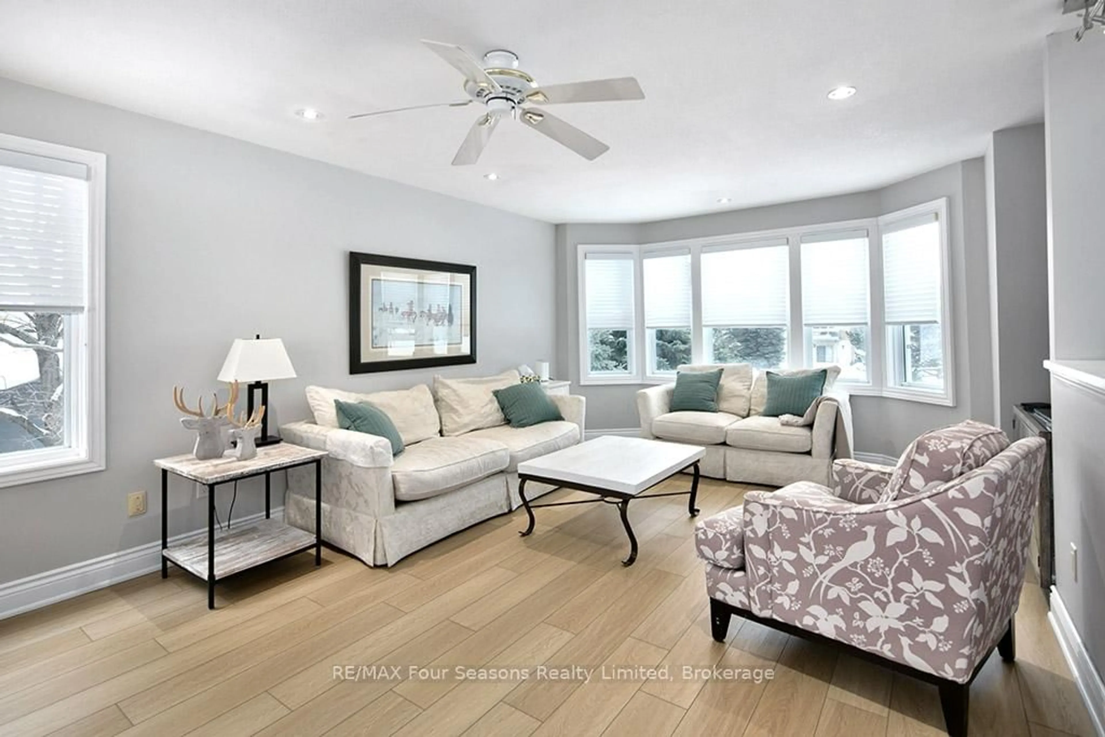 Living room with furniture, unknown for 104 Laurie's Crt, Blue Mountains Ontario L9Y 0L4