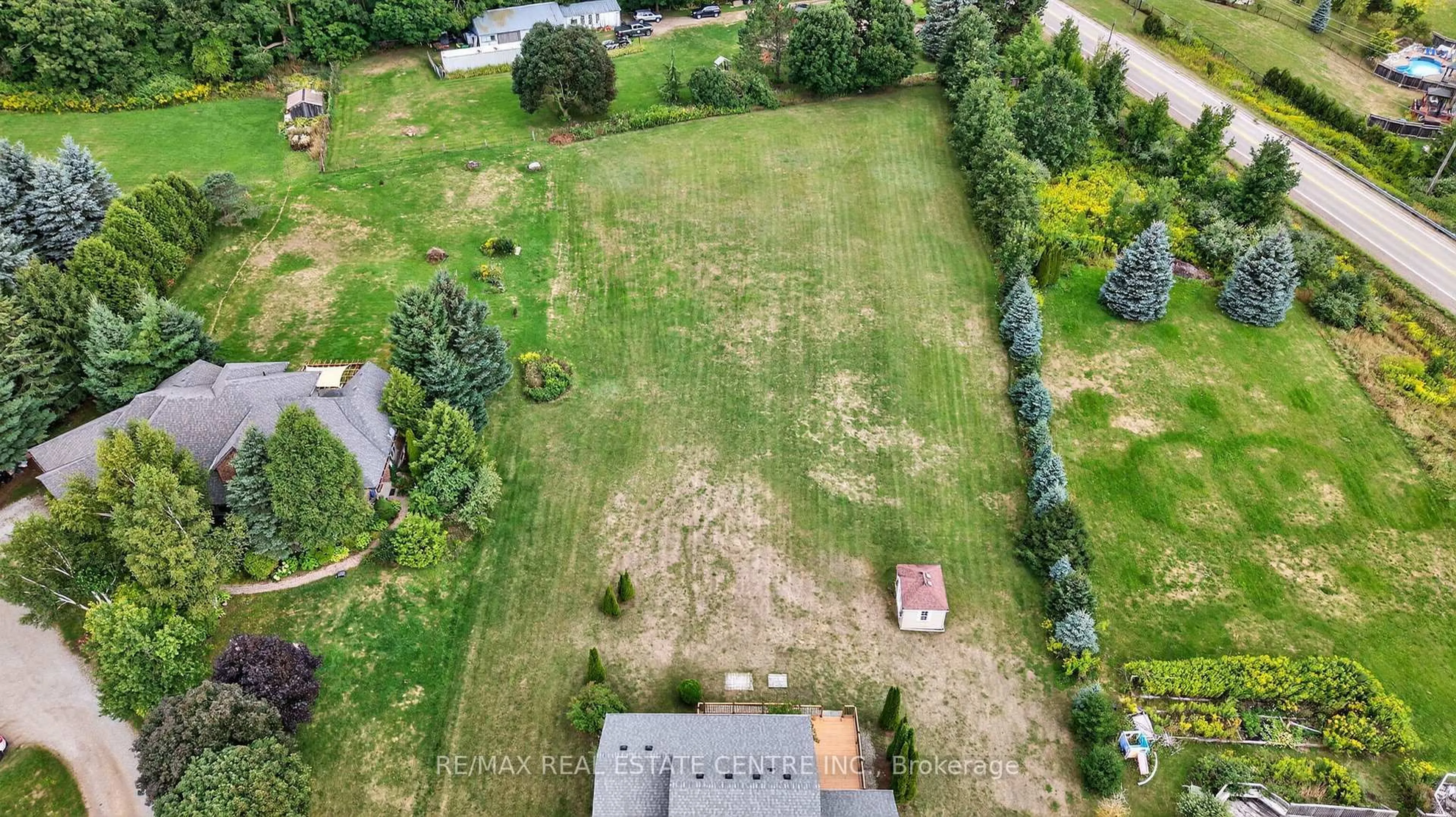 A pic from outside/outdoor area/front of a property/back of a property/a pic from drone, unknown for 37 Woodland Dr, East Garafraxa Ontario L9W 6B7