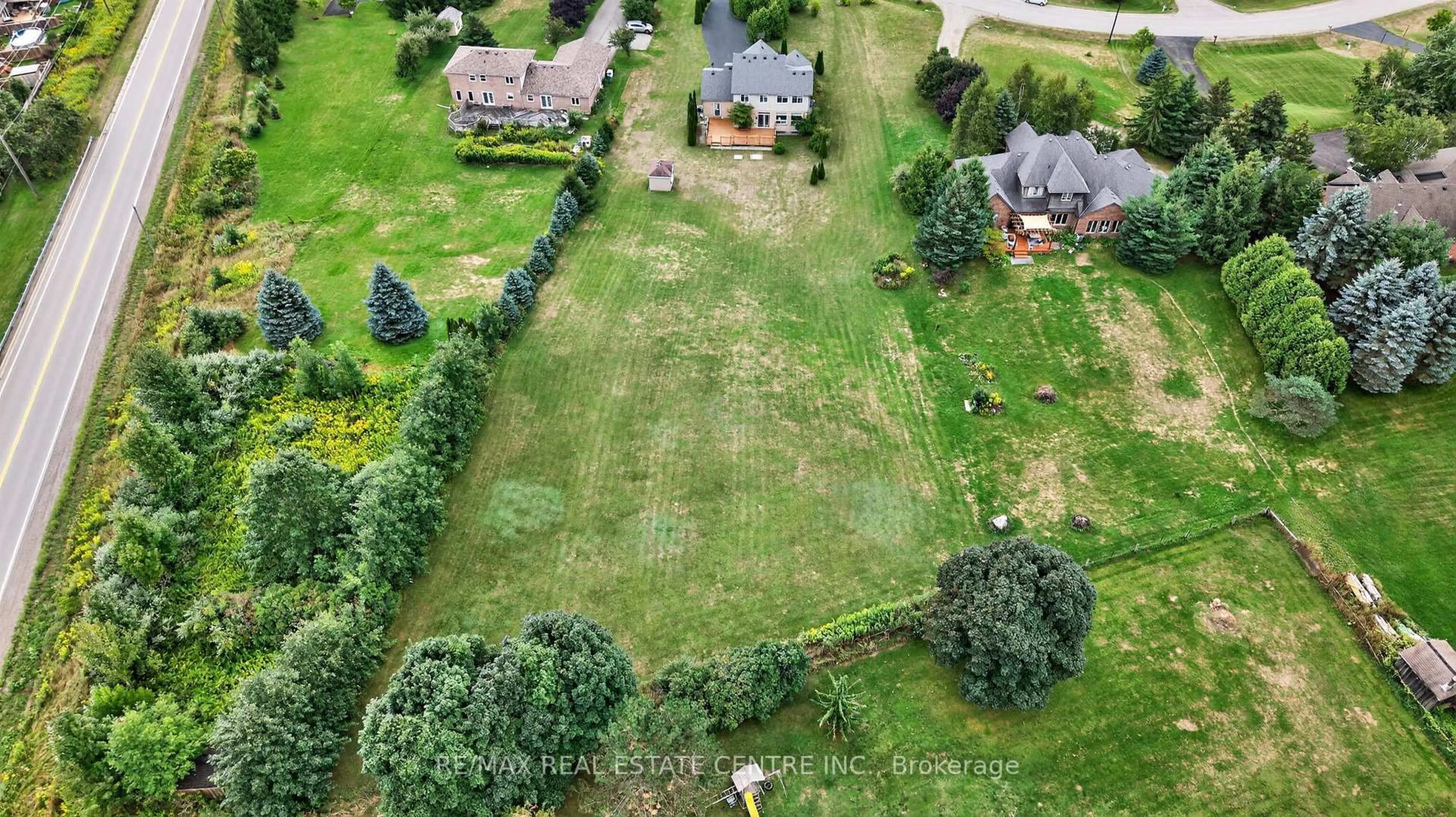 A pic from outside/outdoor area/front of a property/back of a property/a pic from drone, street for 37 Woodland Dr, East Garafraxa Ontario L9W 6B7
