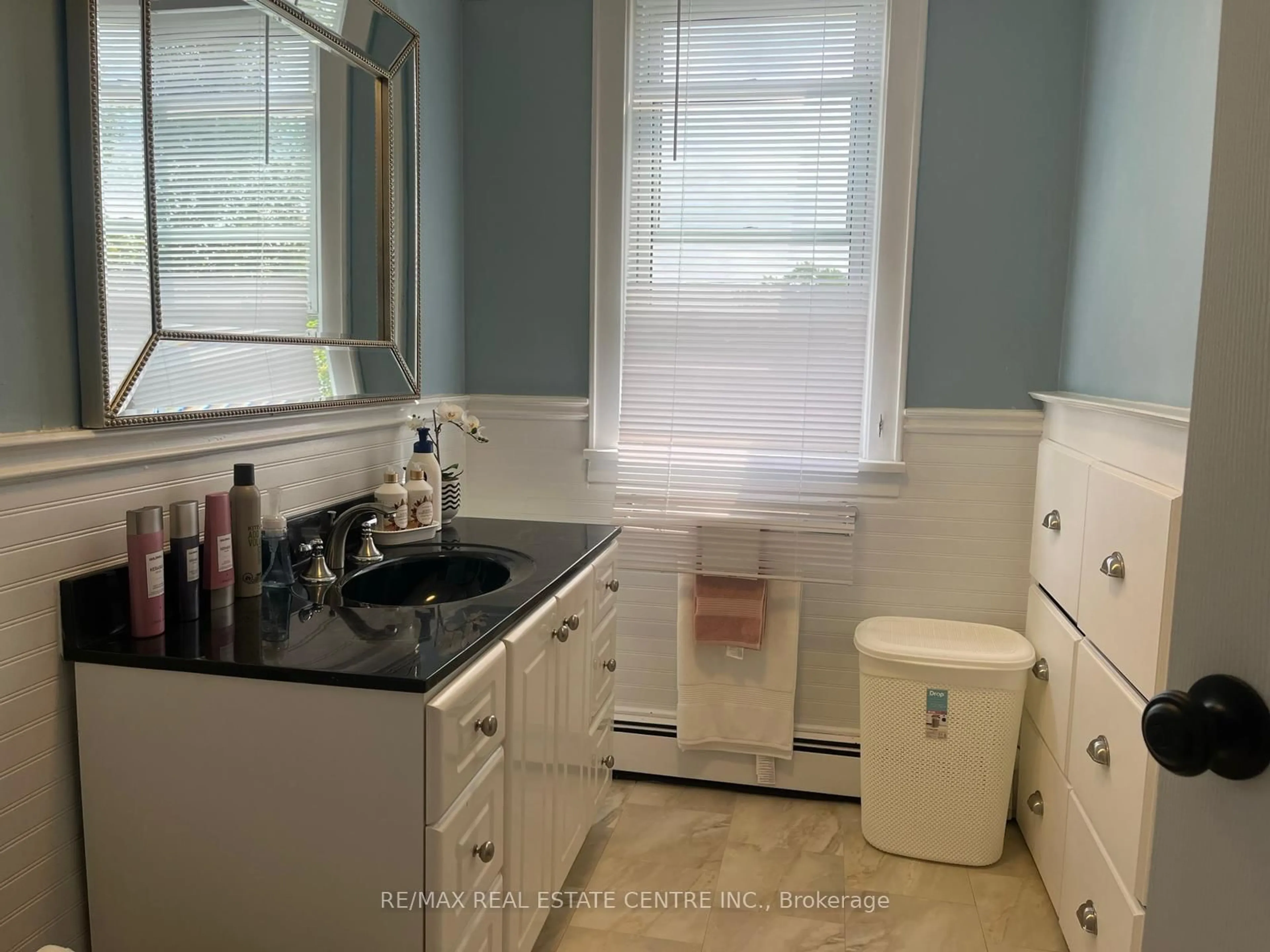 Standard bathroom, ceramic/tile floor for 188 Thorold Rd, Welland Ontario L3C 3V7