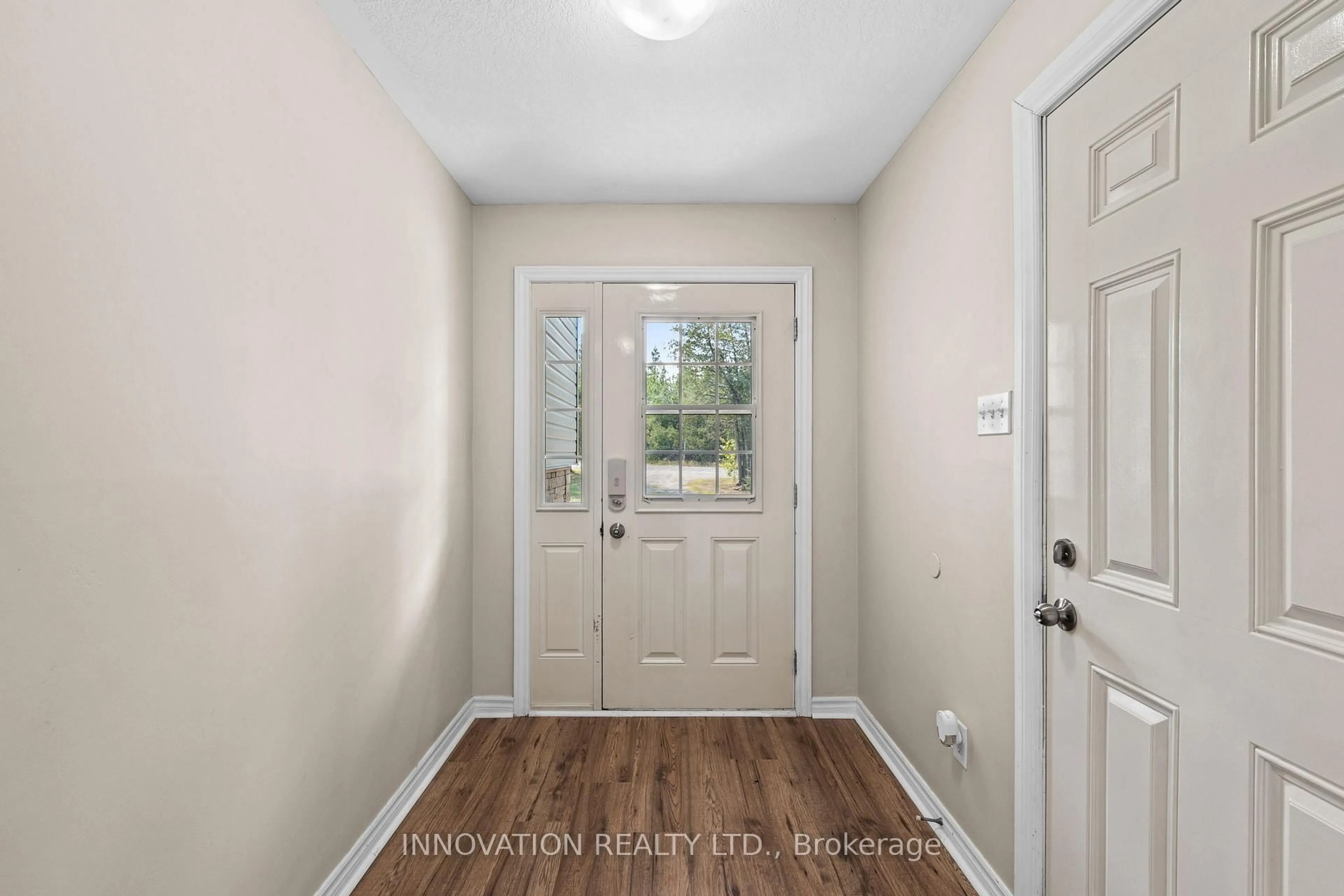 Indoor entryway for 845 Pinery Rd, Smiths Falls Ontario K7A 4S7