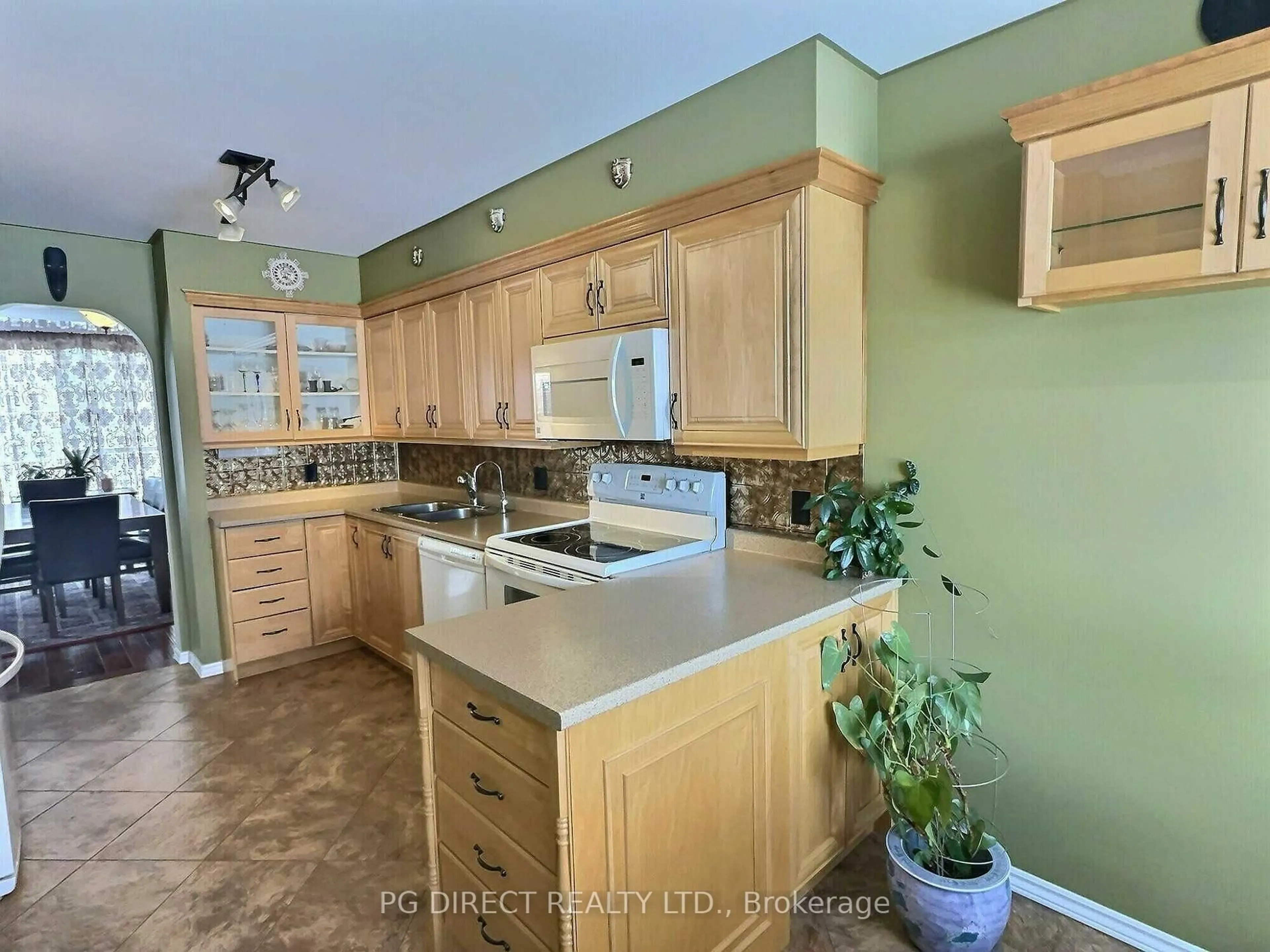 Open concept kitchen, ceramic/tile floor for 38 Country Club Pl, Brockville Ontario K6V 6T6