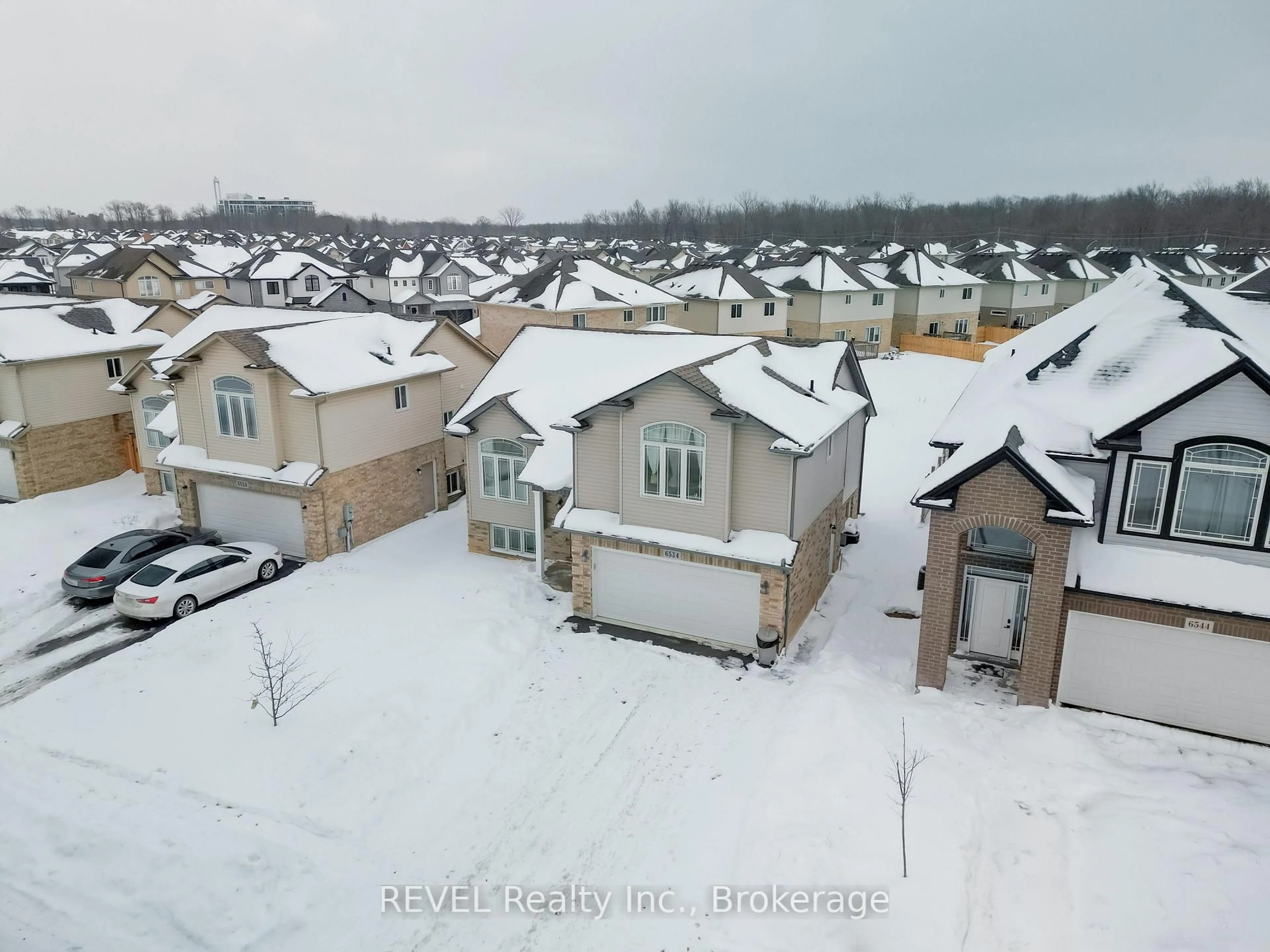 A pic from outside/outdoor area/front of a property/back of a property/a pic from drone, street for 6534 SAM IORFIDA Dr, Niagara Falls Ontario L2G 0H5