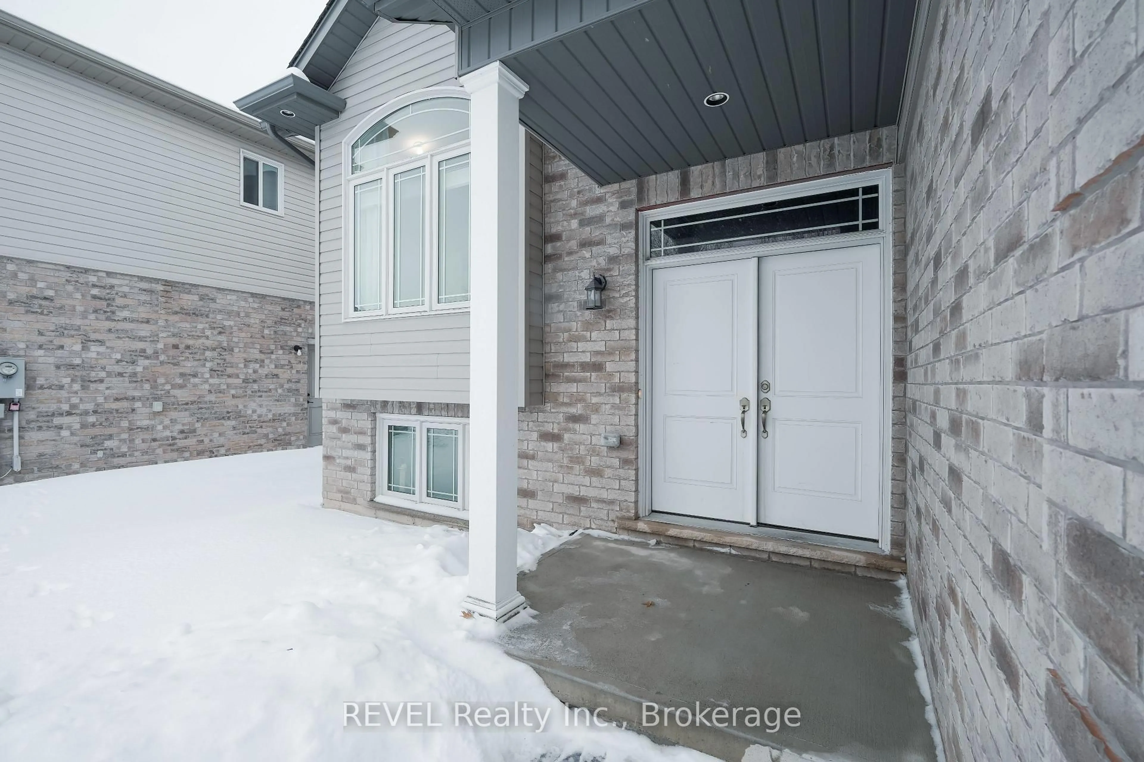 Indoor entryway for 6534 SAM IORFIDA Dr, Niagara Falls Ontario L2G 0H5