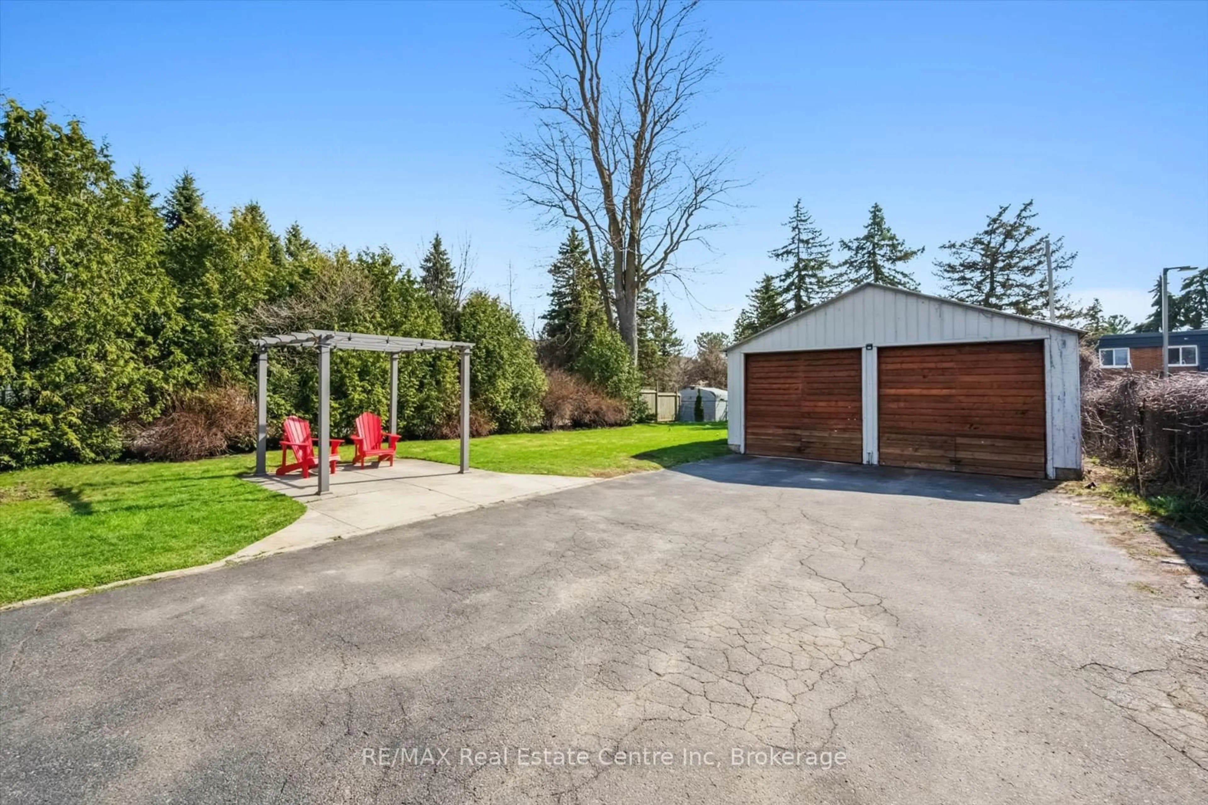 Unknown for 572 Woolwich St, Guelph Ontario N1H 3Y2