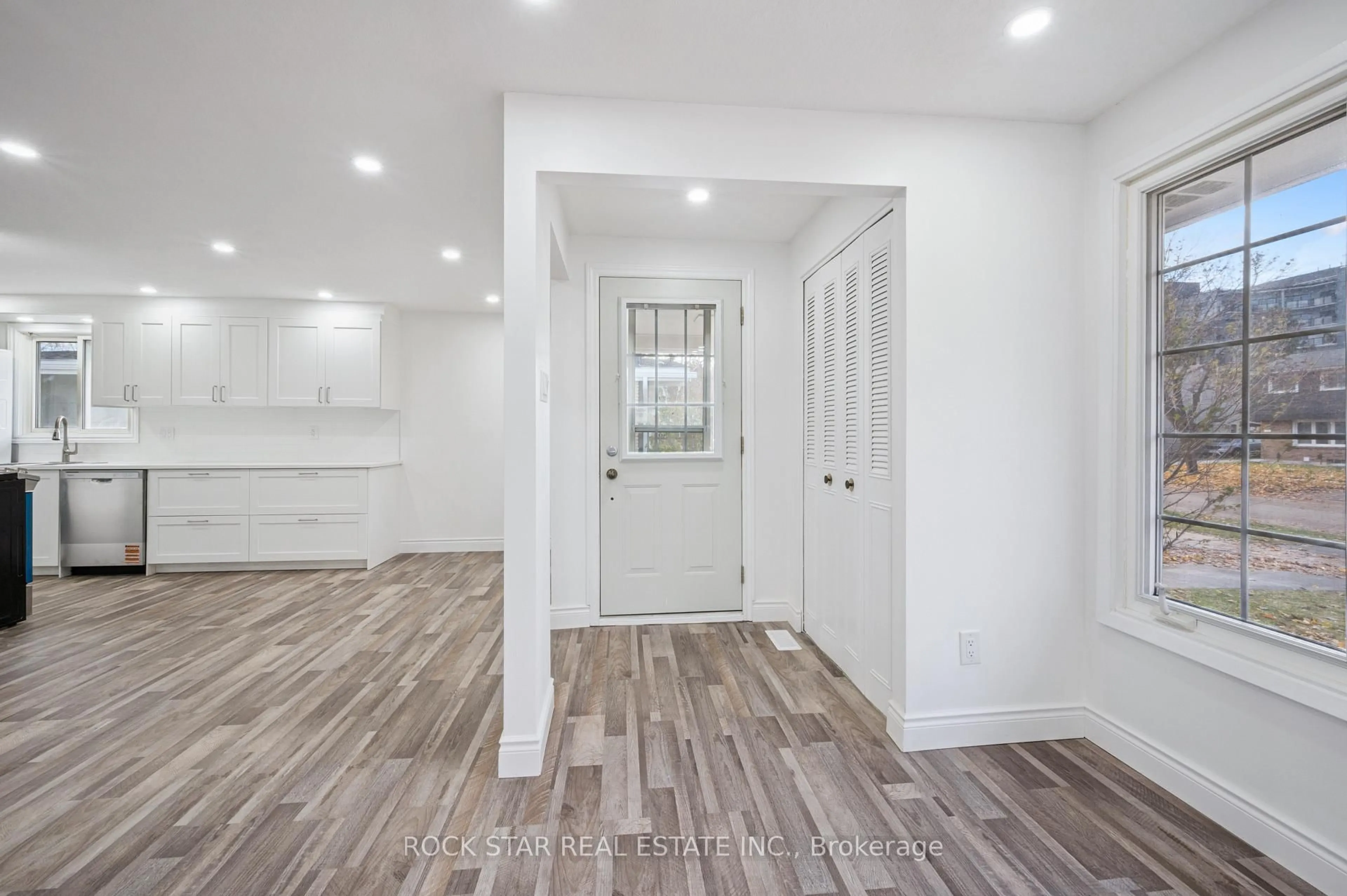 Indoor entryway for 118 Selkirk Dr, Kitchener Ontario N2E 1M4