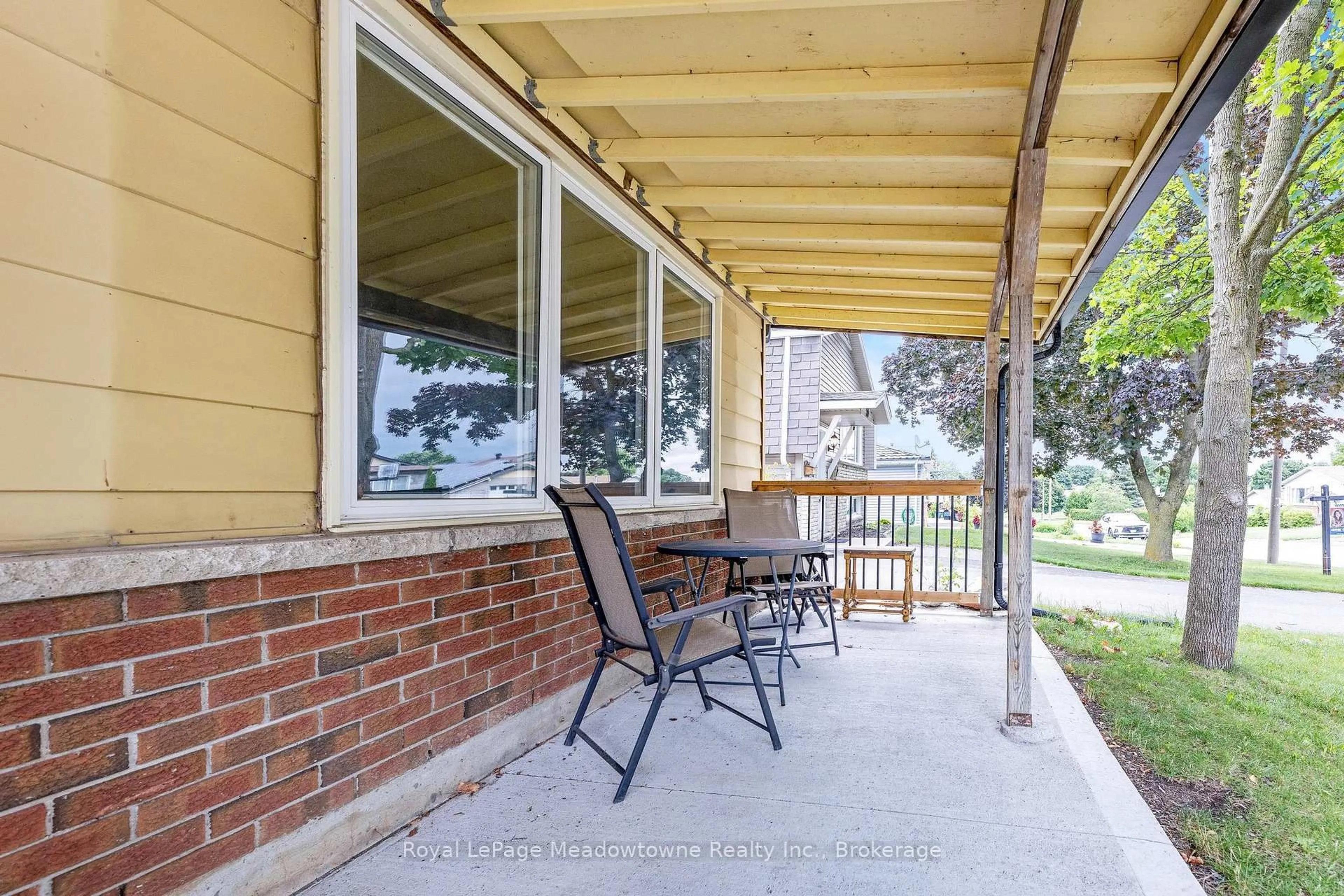 Patio, street for 30 Cluthe Cres, Kitchener Ontario N2P 1M8