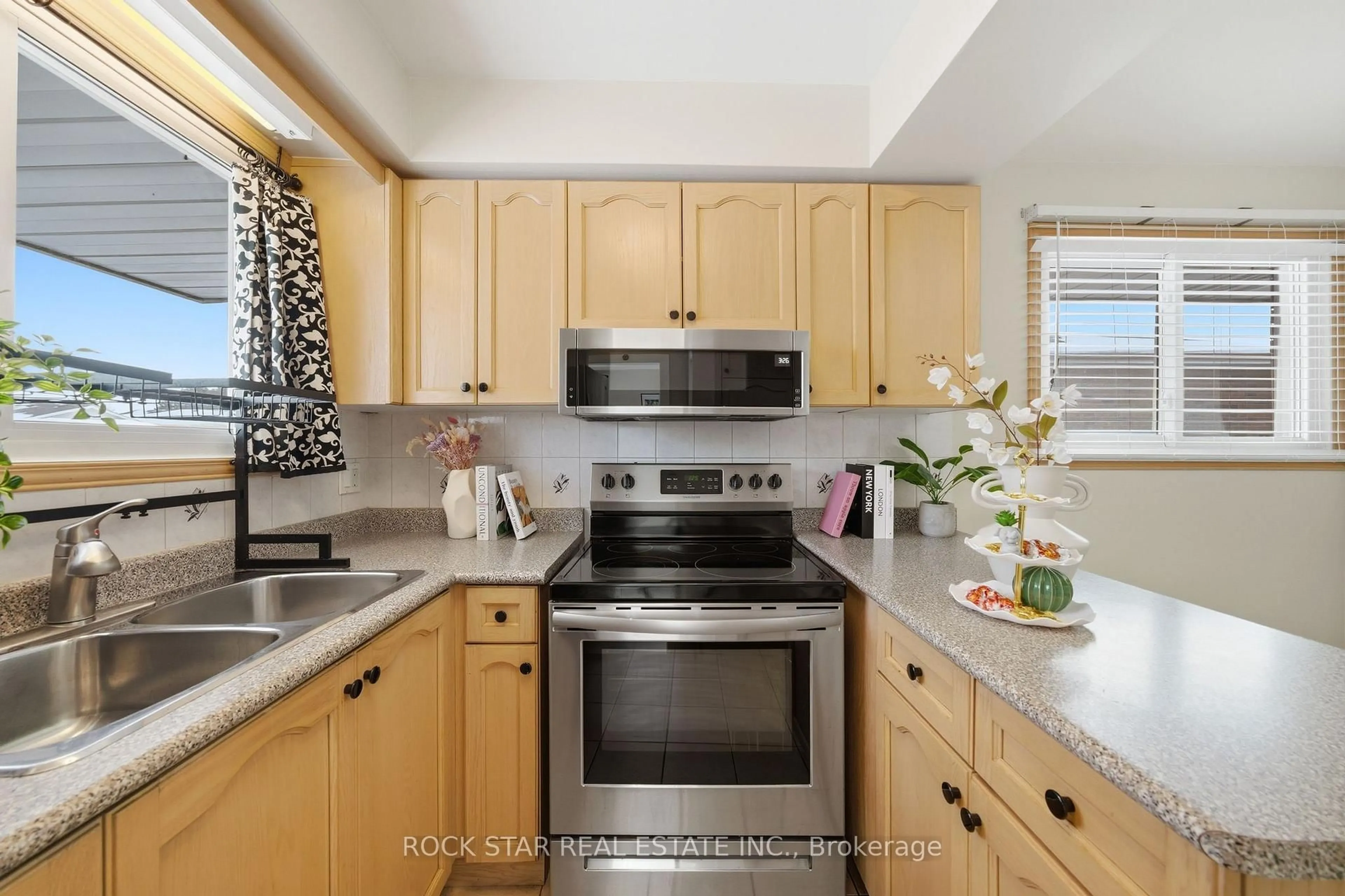 Standard kitchen, ceramic/tile floor for 60 Champlain Ave, Hamilton Ontario L8G 2H7