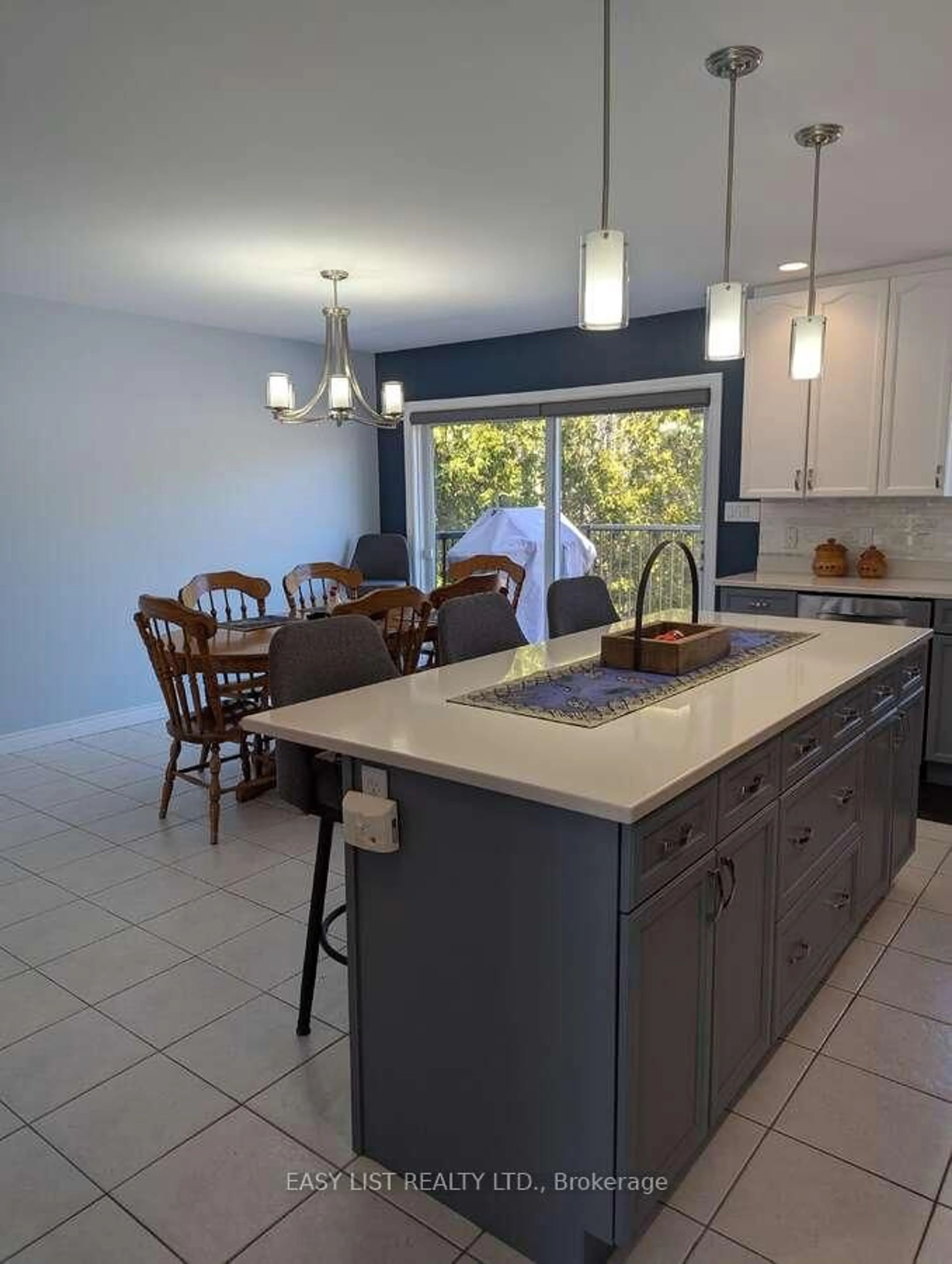 Open concept kitchen, ceramic/tile floor for 6 Gagnon Crt, North Bay Ontario P1B 9V3