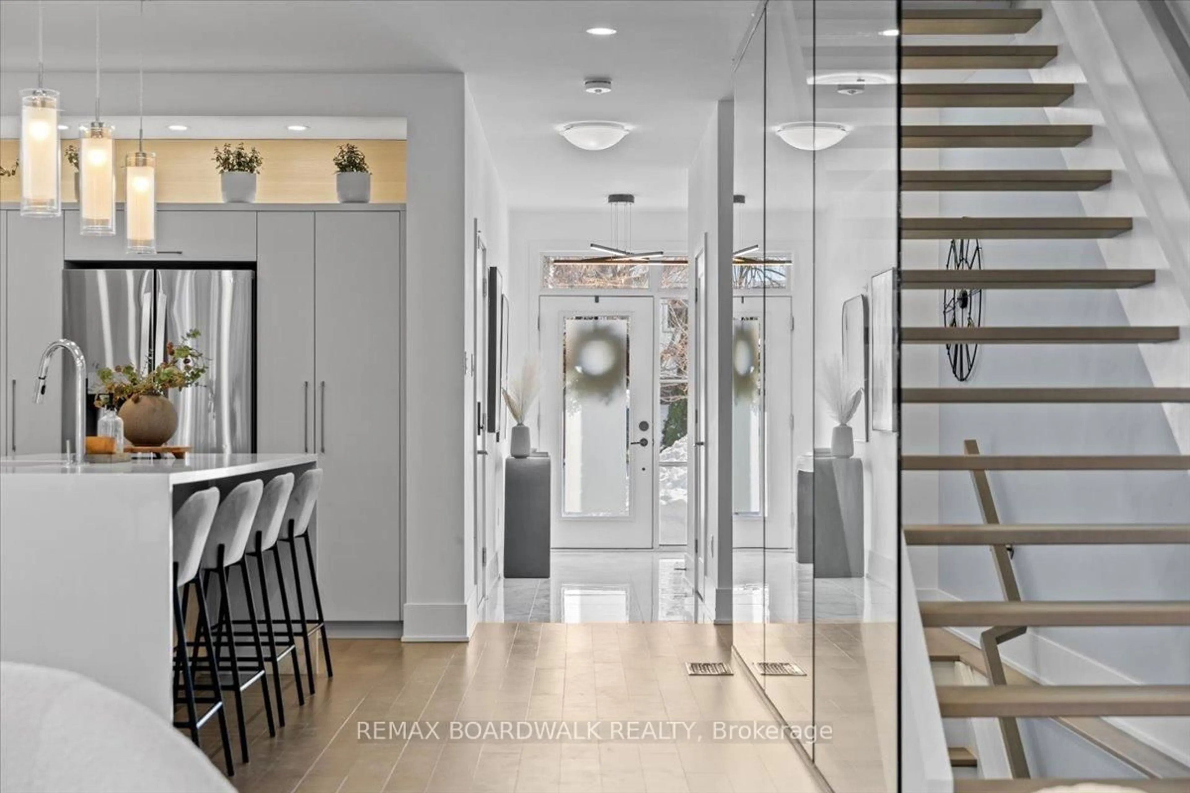 Indoor entryway for 255 Avondale Ave, Ottawa Ontario K1Z 7G7