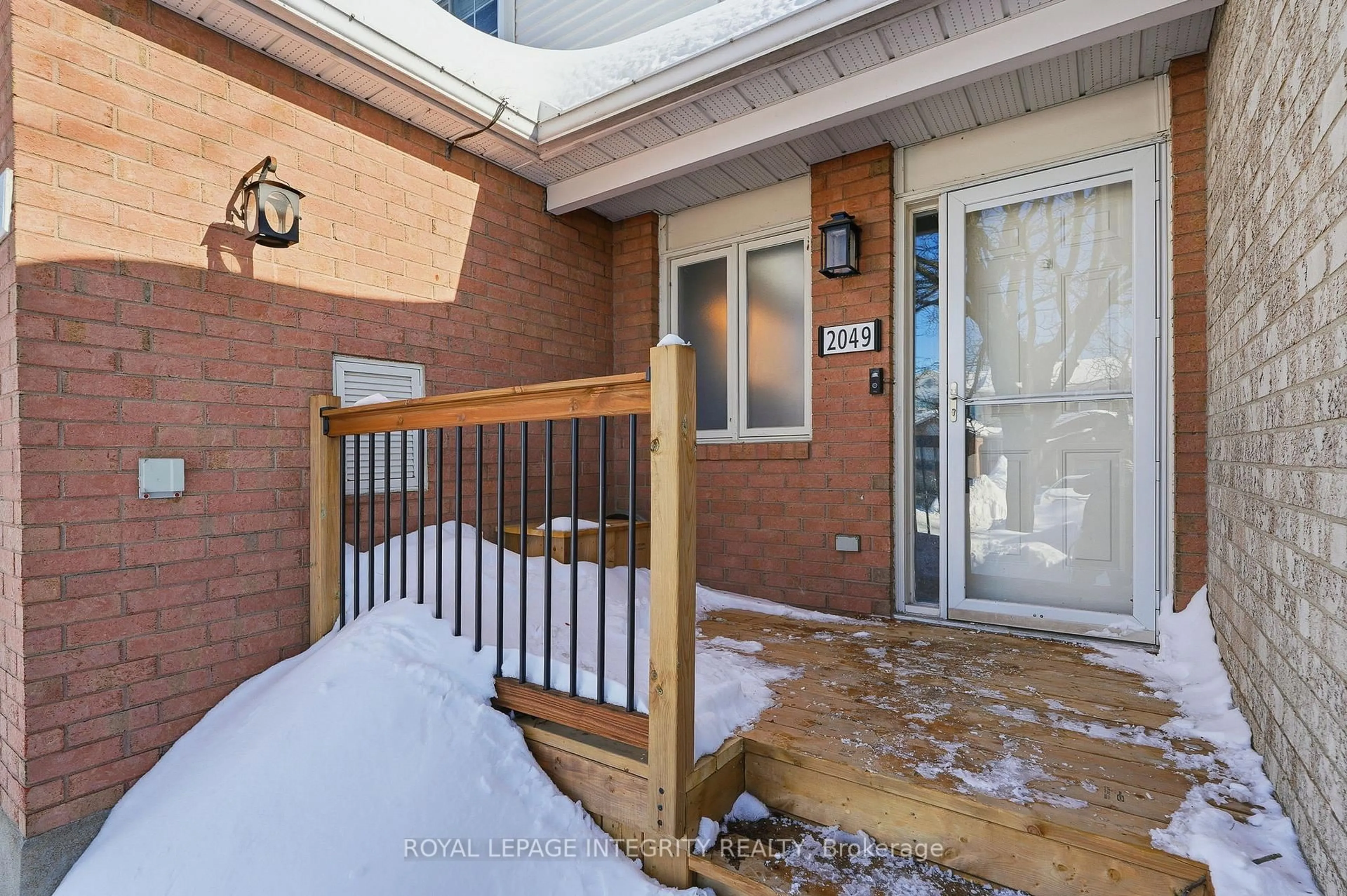 Indoor entryway for 2049 Sunland Dr, Orleans Ontario K4A 3K8