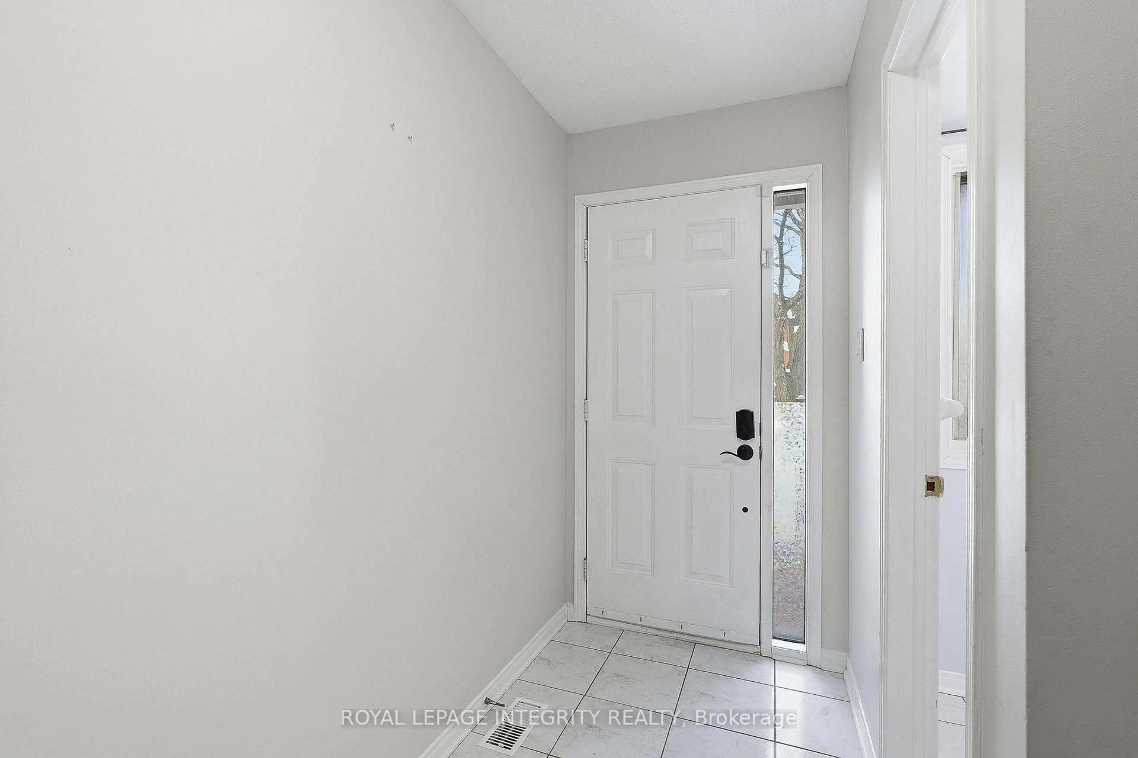 Indoor entryway for 2049 Sunland Dr, Orleans Ontario K4A 3K8