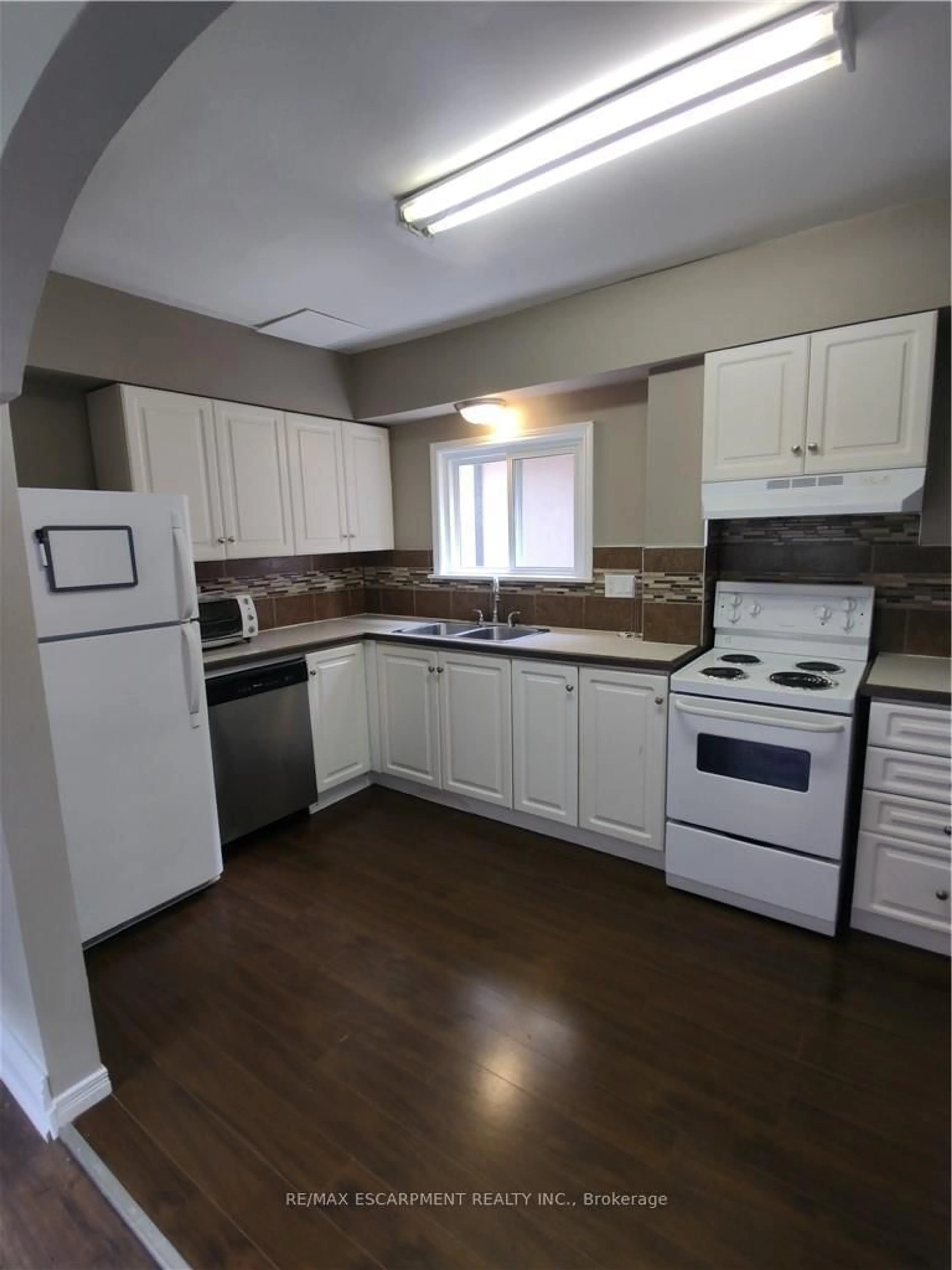Standard kitchen, unknown for 82 Sussex St, Hamilton Ontario L8S 2E3