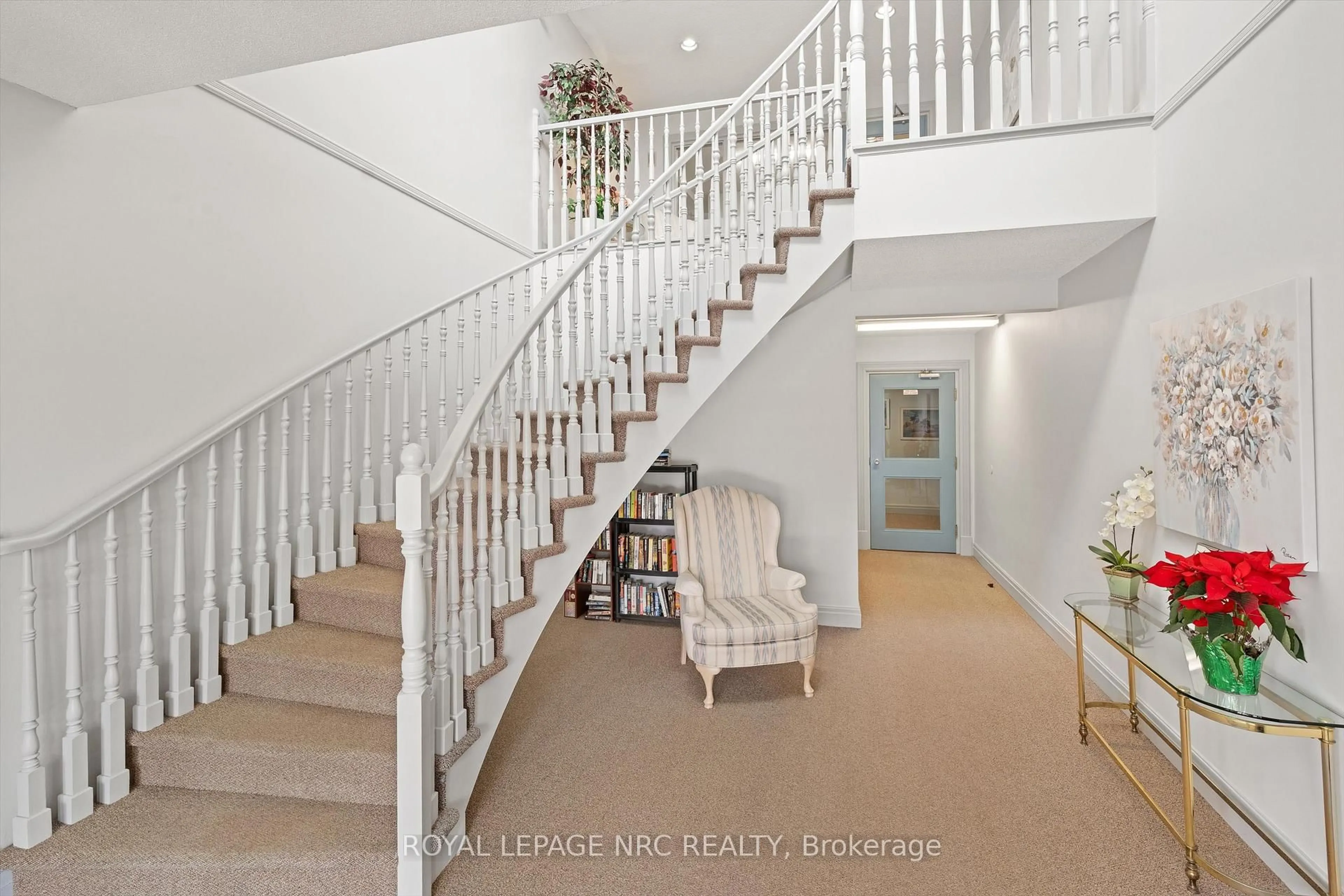 Indoor foyer for 433 Linwell Rd #202, St. Catharines Ontario L2M 2P5