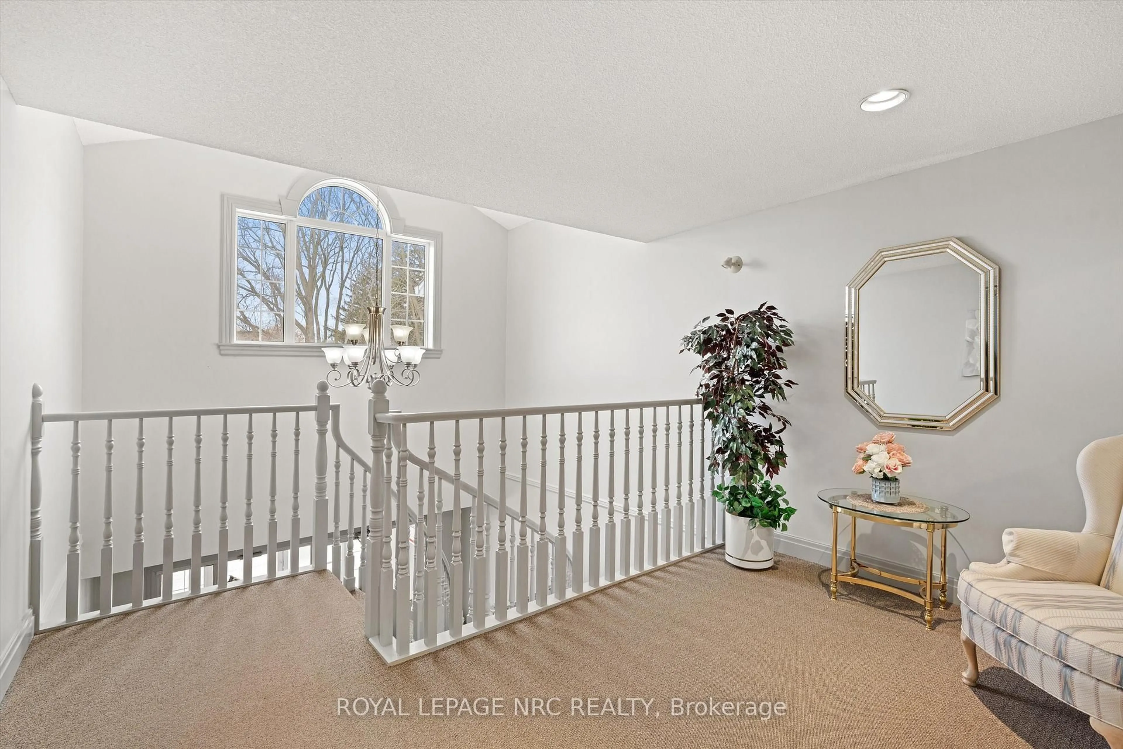 Indoor foyer for 433 Linwell Rd #202, St. Catharines Ontario L2M 2P5