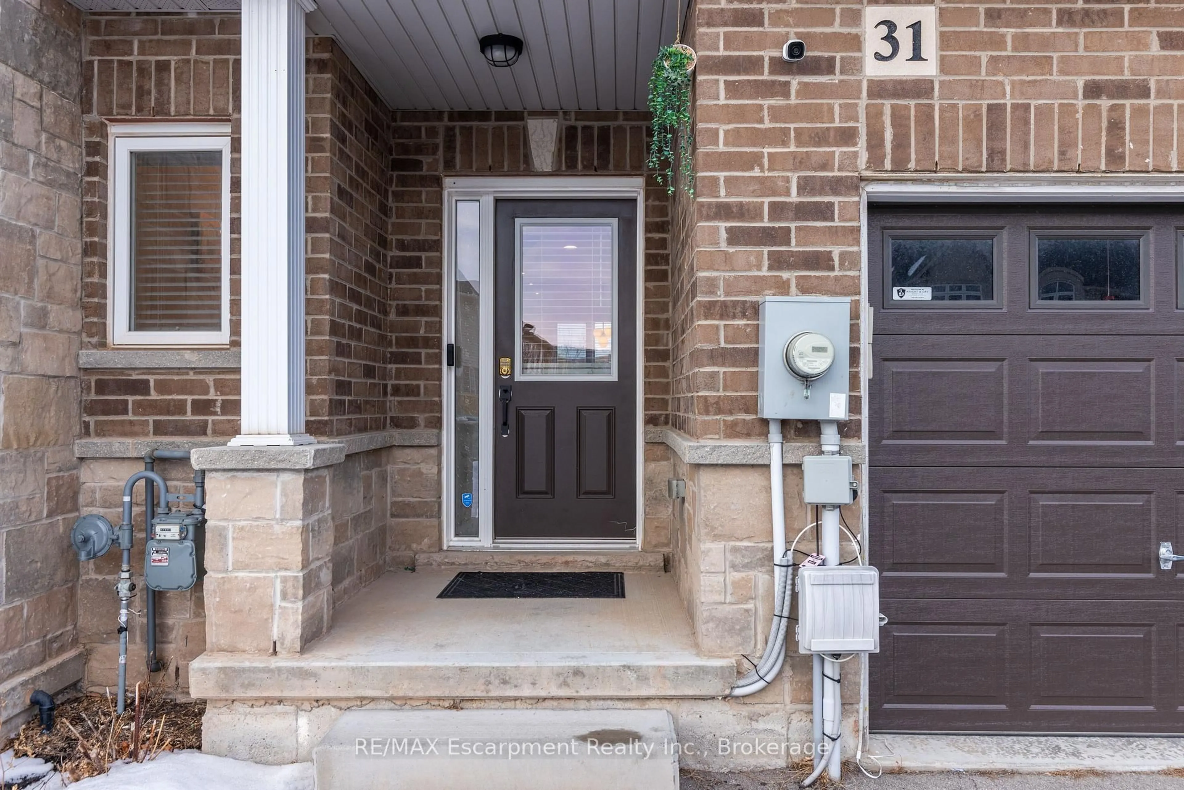 Indoor entryway for 31 Pinot Cres, Hamilton Ontario L8E 0J8