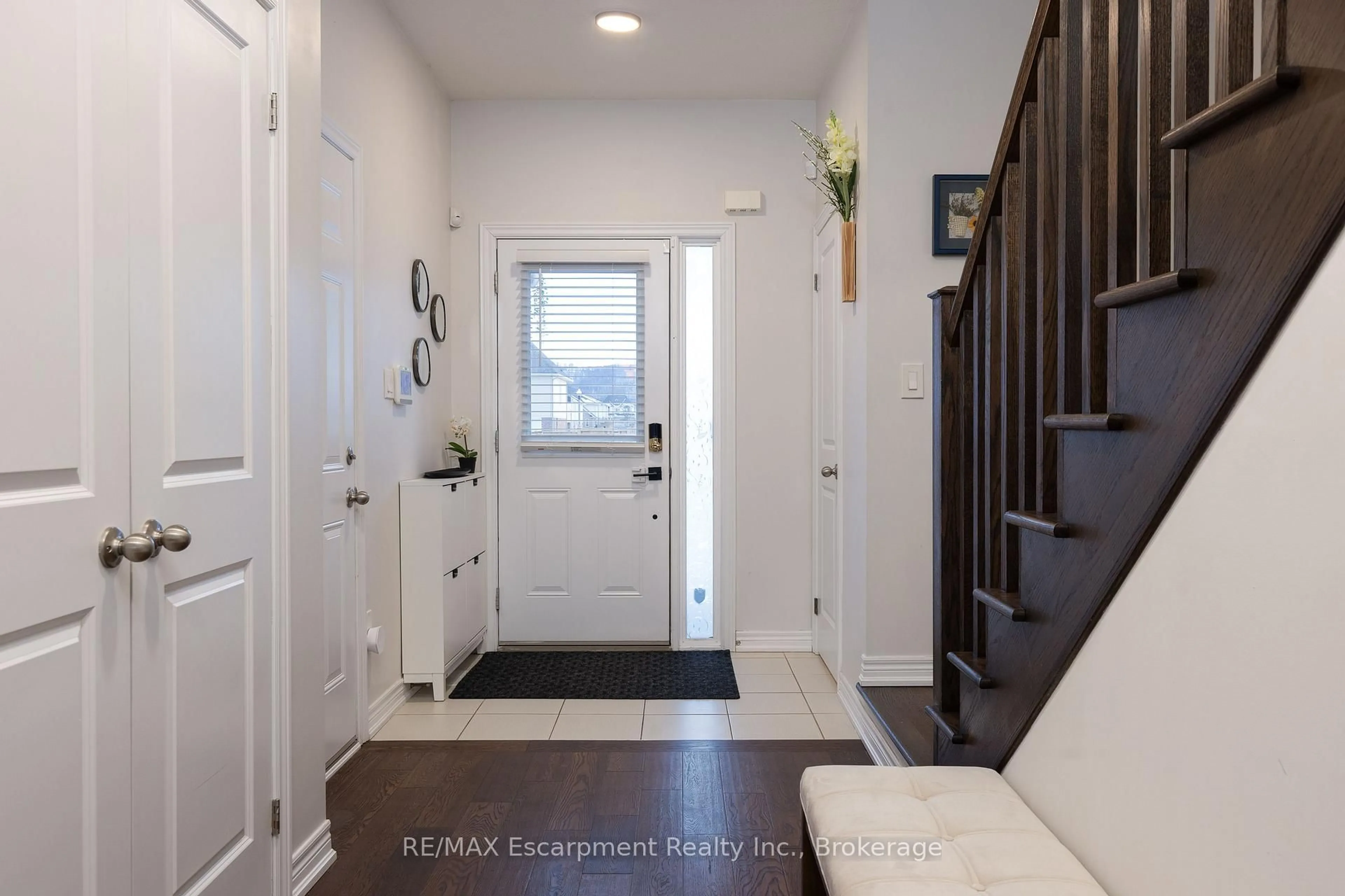Indoor entryway for 31 Pinot Cres, Hamilton Ontario L8E 0J8