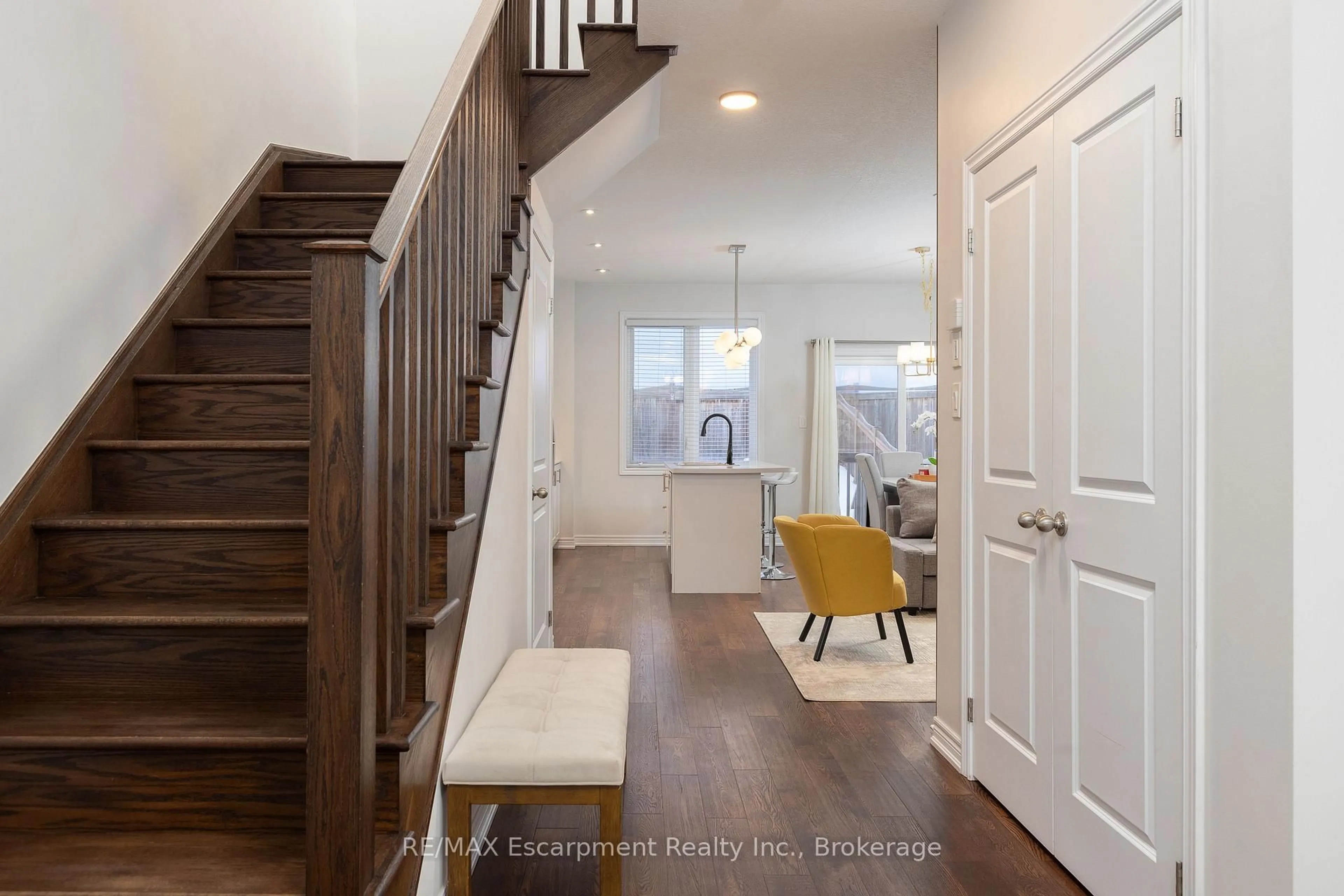 Indoor entryway for 31 Pinot Cres, Hamilton Ontario L8E 0J8